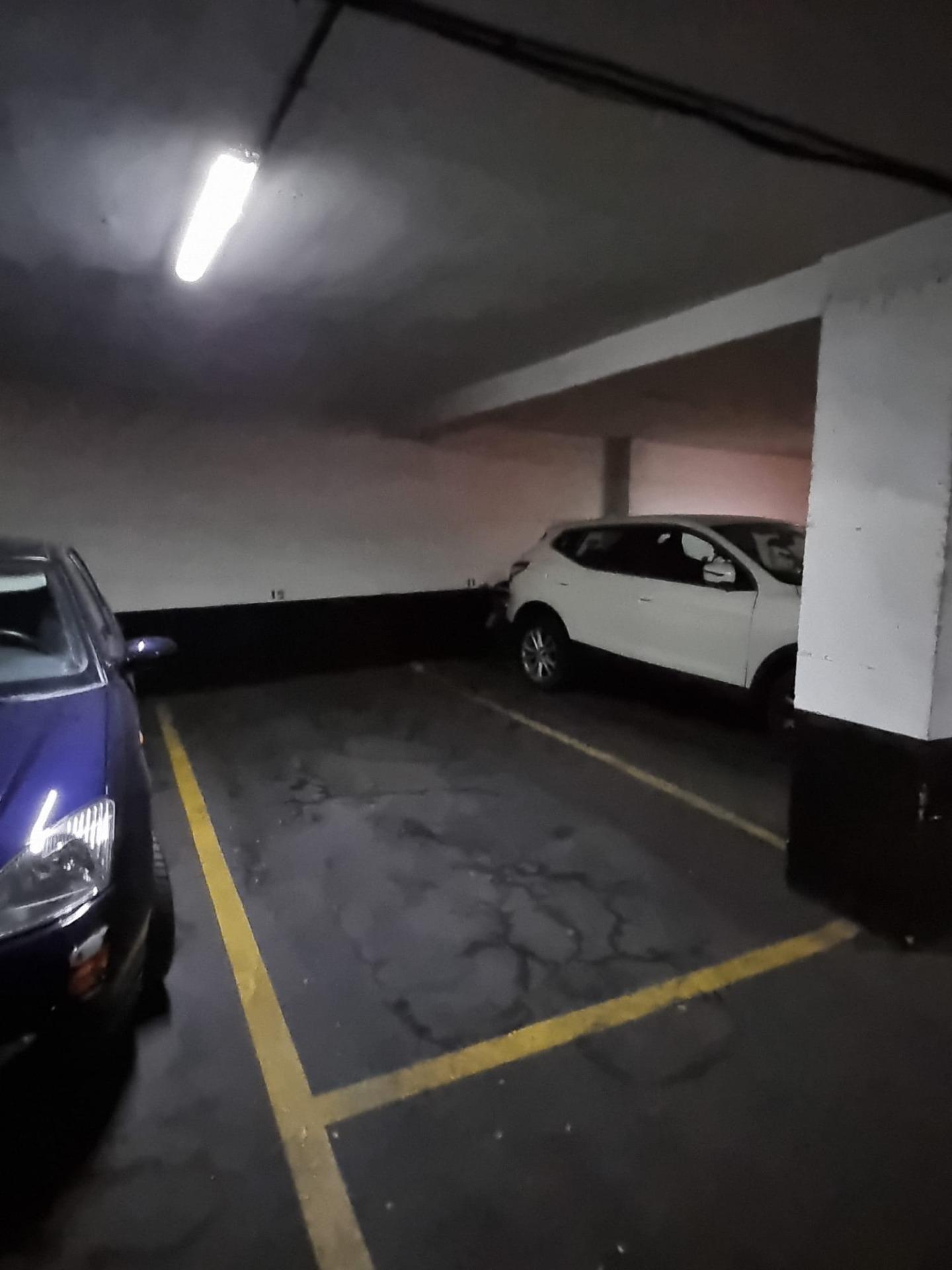 Plaza de garaje para coche grande