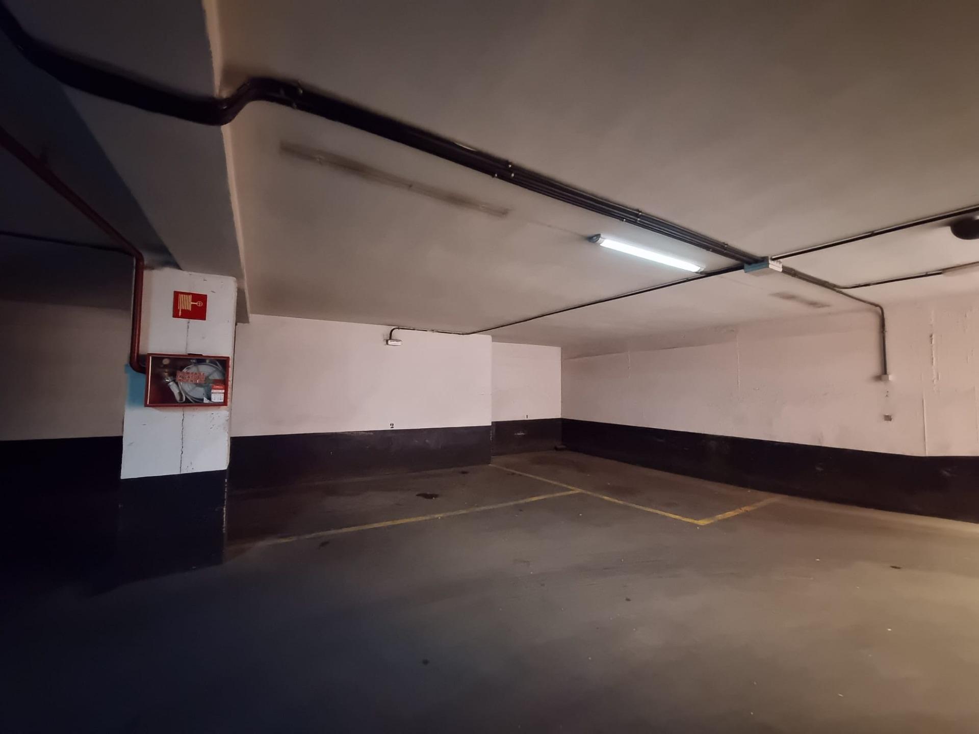 Plaza de garaje para coche mediano