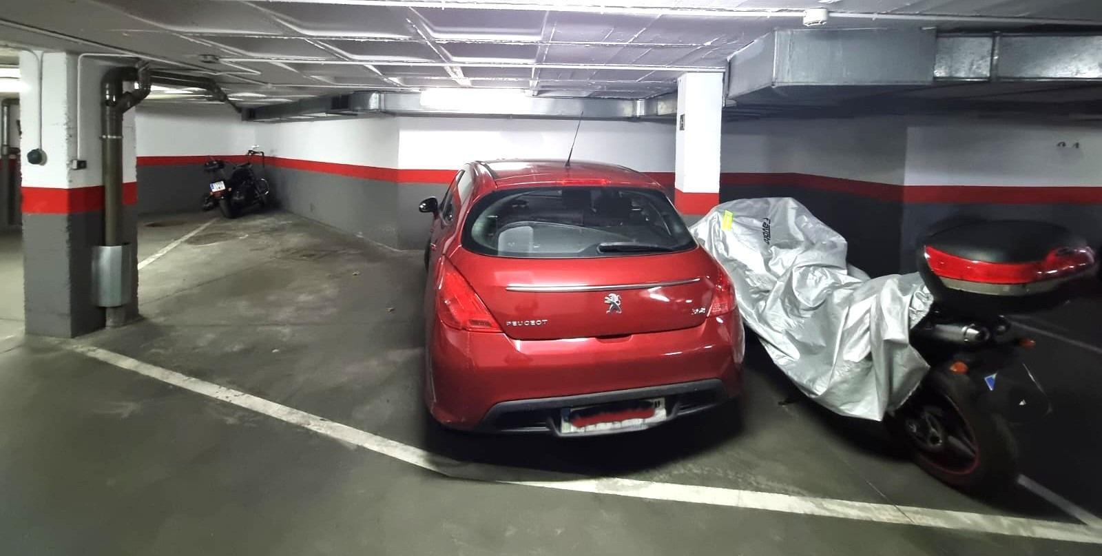 Plaza para coche grande