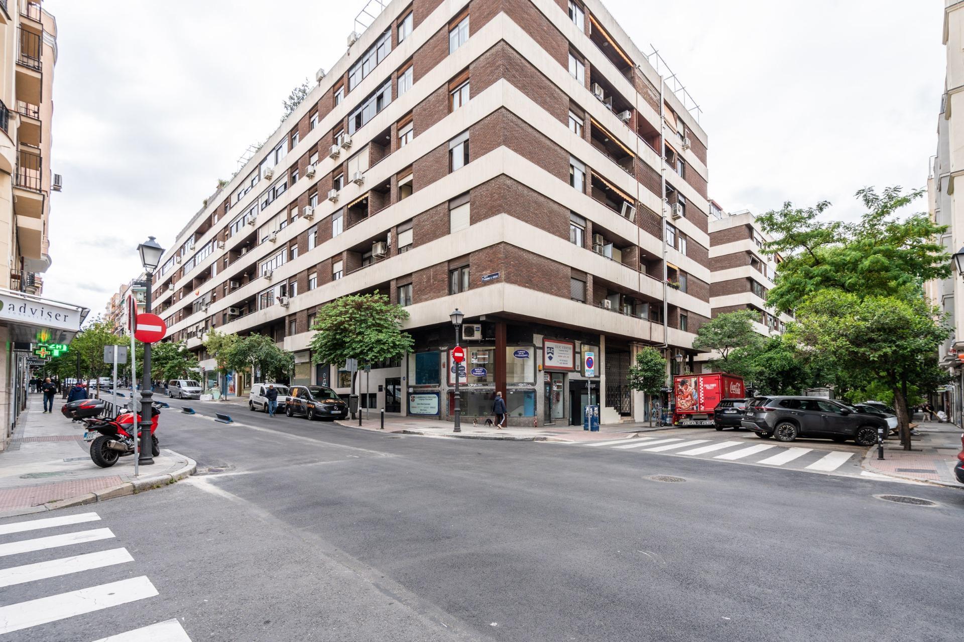 10-3-9 ^**^LOCAL EN ESQUINA CON GRAN VISIBILIDAD EN ZONA PRIME DE MADRID^**^ Se ofrece magnífico local comercial en una ubicación estratégica de Madrid, situado en esquina y con una extraordinaria visibil