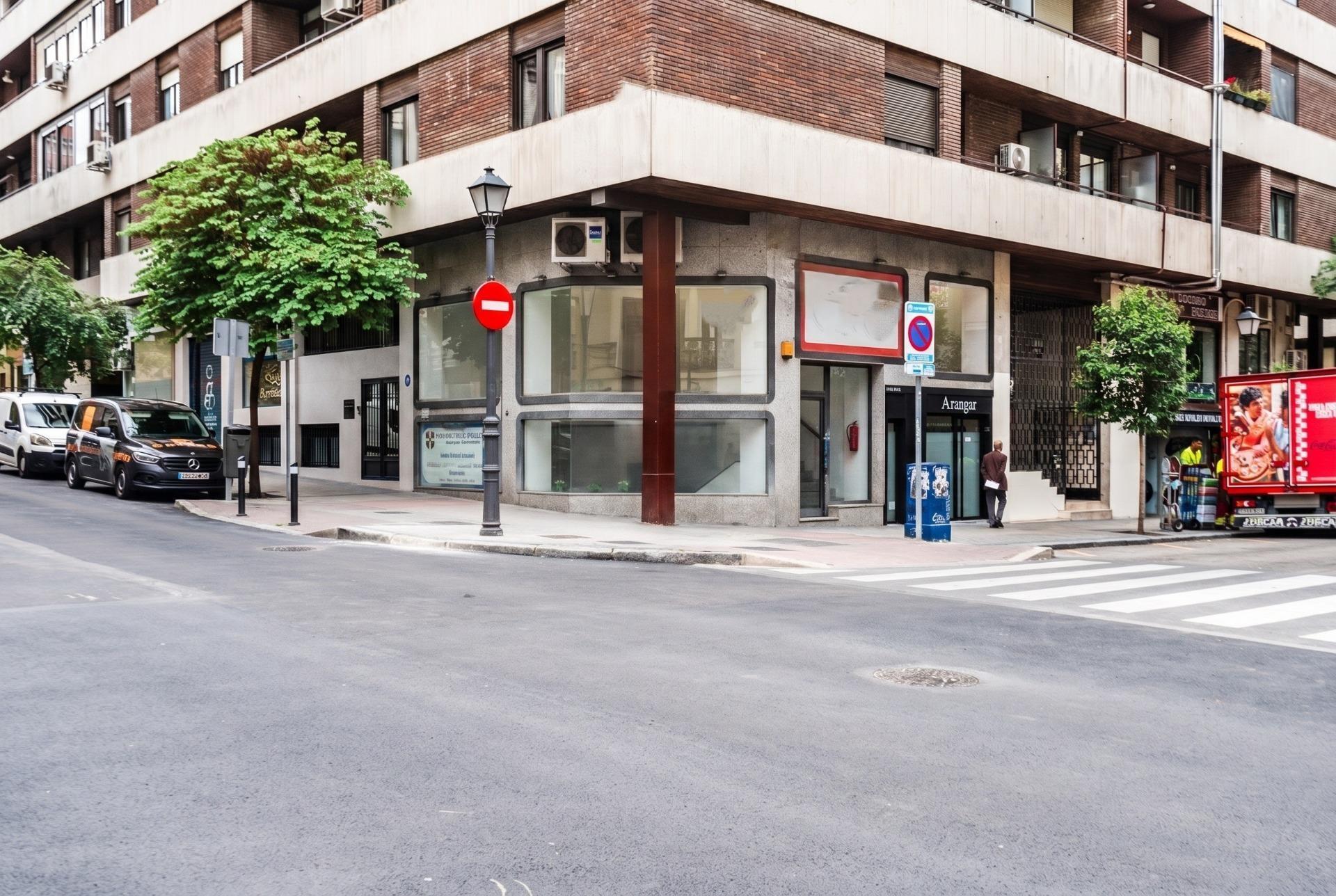 10-4-9 ^**^LOCAL EN ESQUINA CON GRAN VISIBILIDAD EN ZONA PRIME DE MADRID^**^ Se ofrece magnífico local comercial en una ubicación estratégica de Madrid, situado en esquina y con una extraordinaria visibil