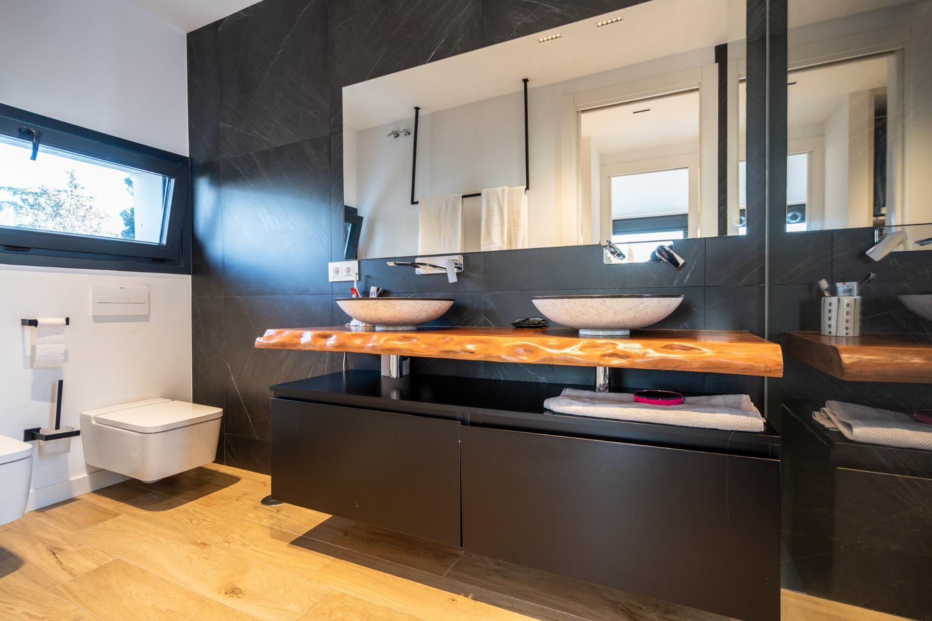 14-11-1 IMPRESIONANTE VIVIENDA DE DISEÑO CON PISCINA DE SAL Y ESPECTACULARES VISTAS