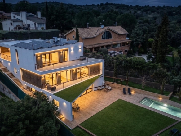 ^**^EXCLUSIVA VIVIENDA DE DISEÑO CON PISCINA Y VISTAS EN LOS PEÑASCALES^**^