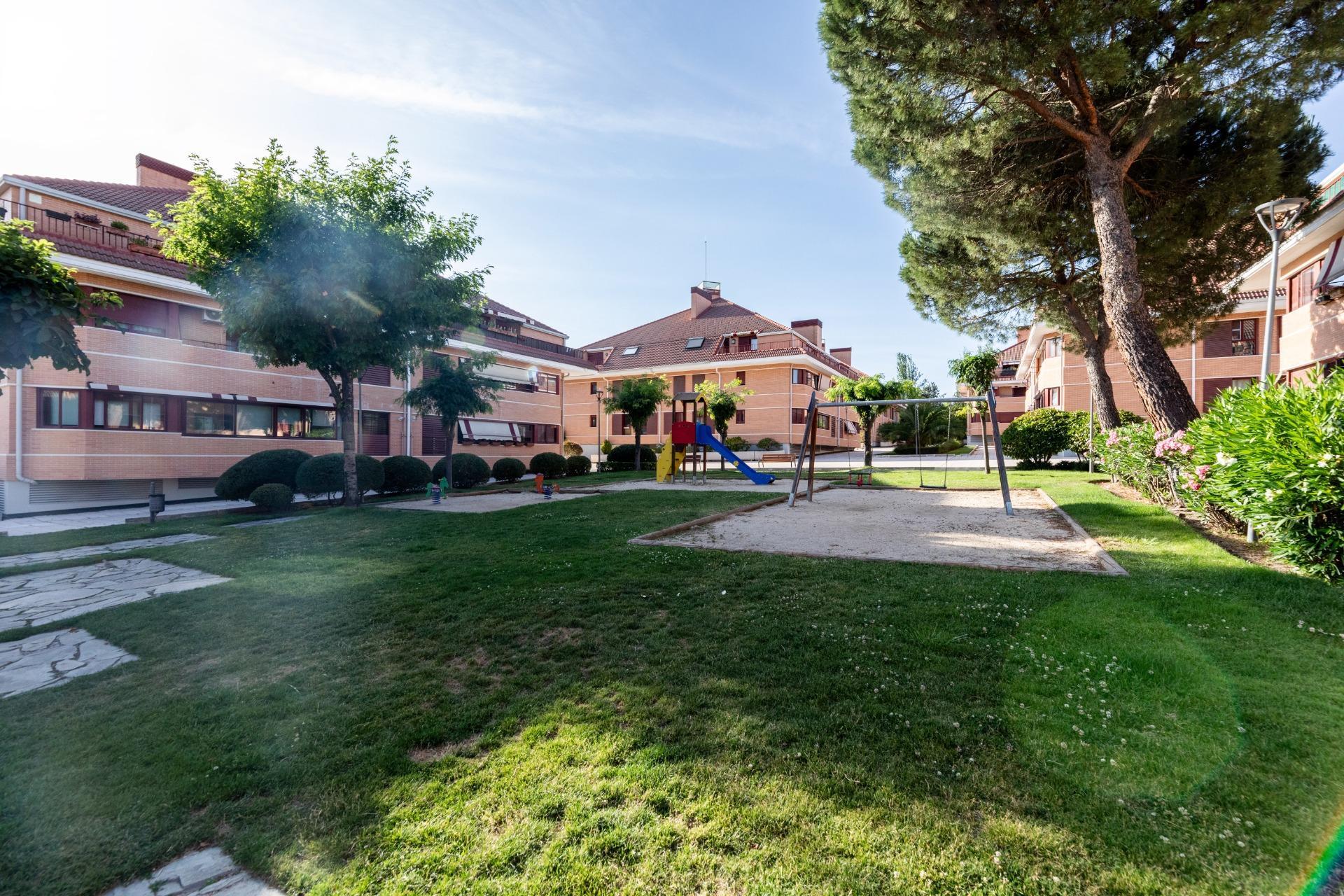 Ätico, con terraza , piscina, garaje y trastero