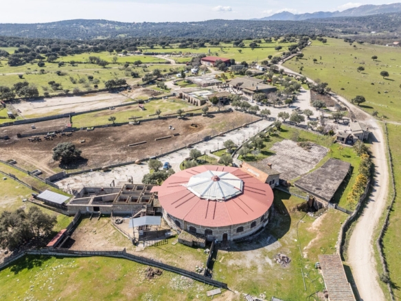 FINCA GANADERA DE LUJO EN ROBLEDO DE CHAVELA CON PLAZA DE TOROS Y ESPACIOS PARA EVENTOS