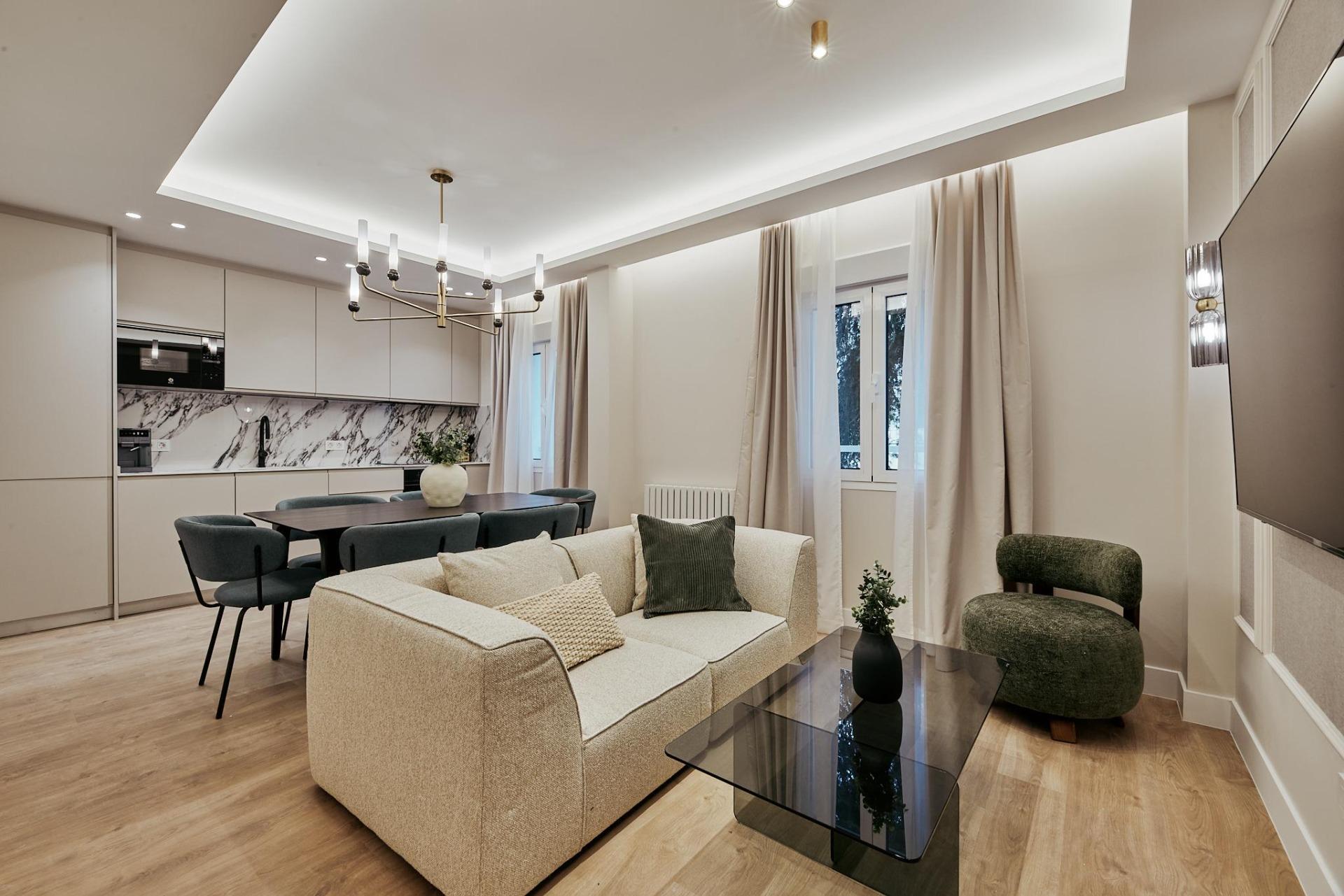 2-1-18 Finca con portería y ascensor en el barrio de Ibiza, 101 m2 con 3 hab/2 baños. Calle Alcalde Sainz de Baranda. Una 2 planta
