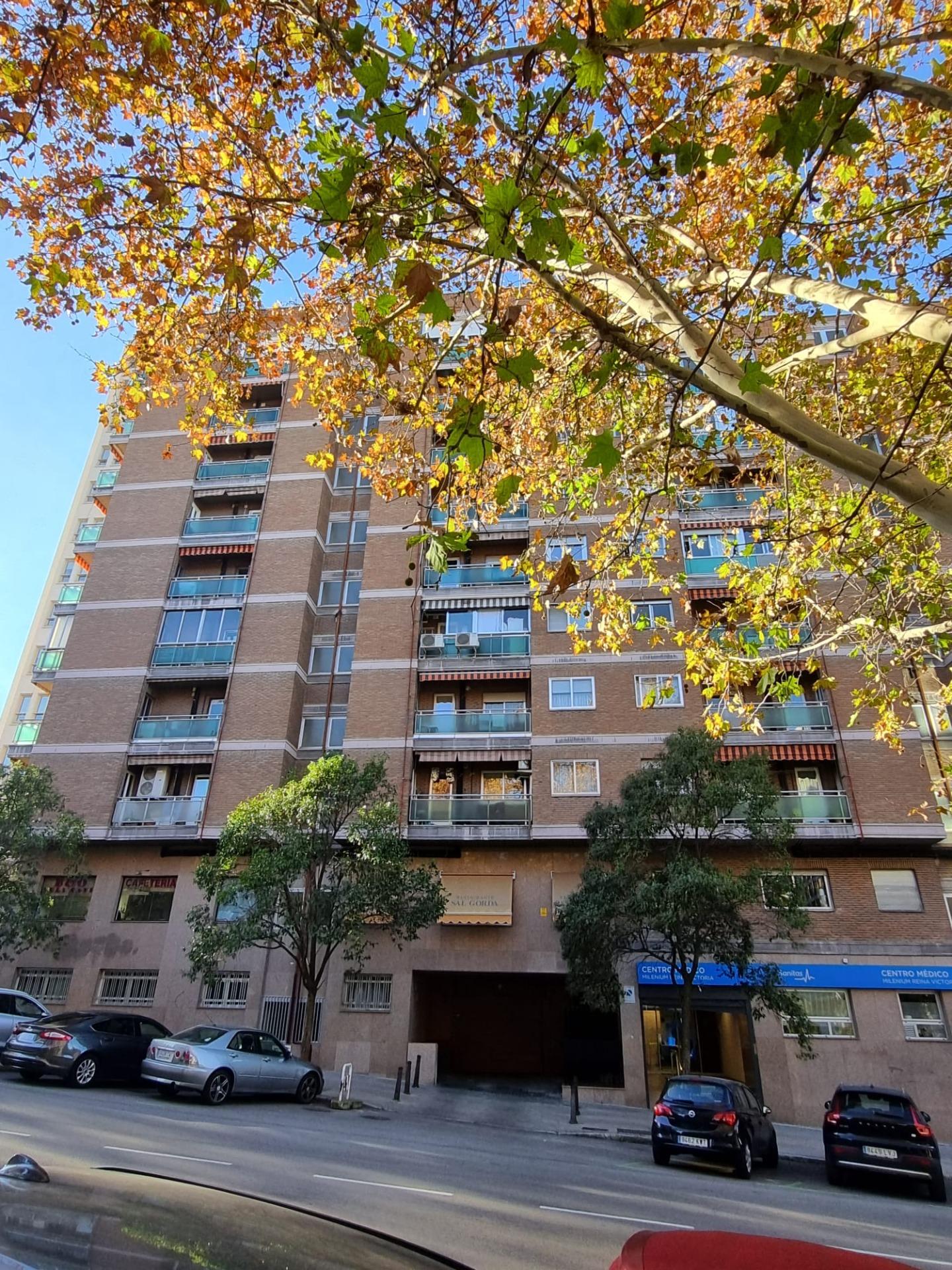 Plaza de garaje para coche grande