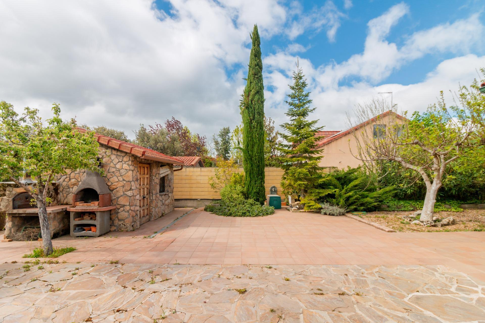 Chalet Pareado de Ensueño en Guadarrama: 622 m² de Parcela y Vistas Privilegiadas