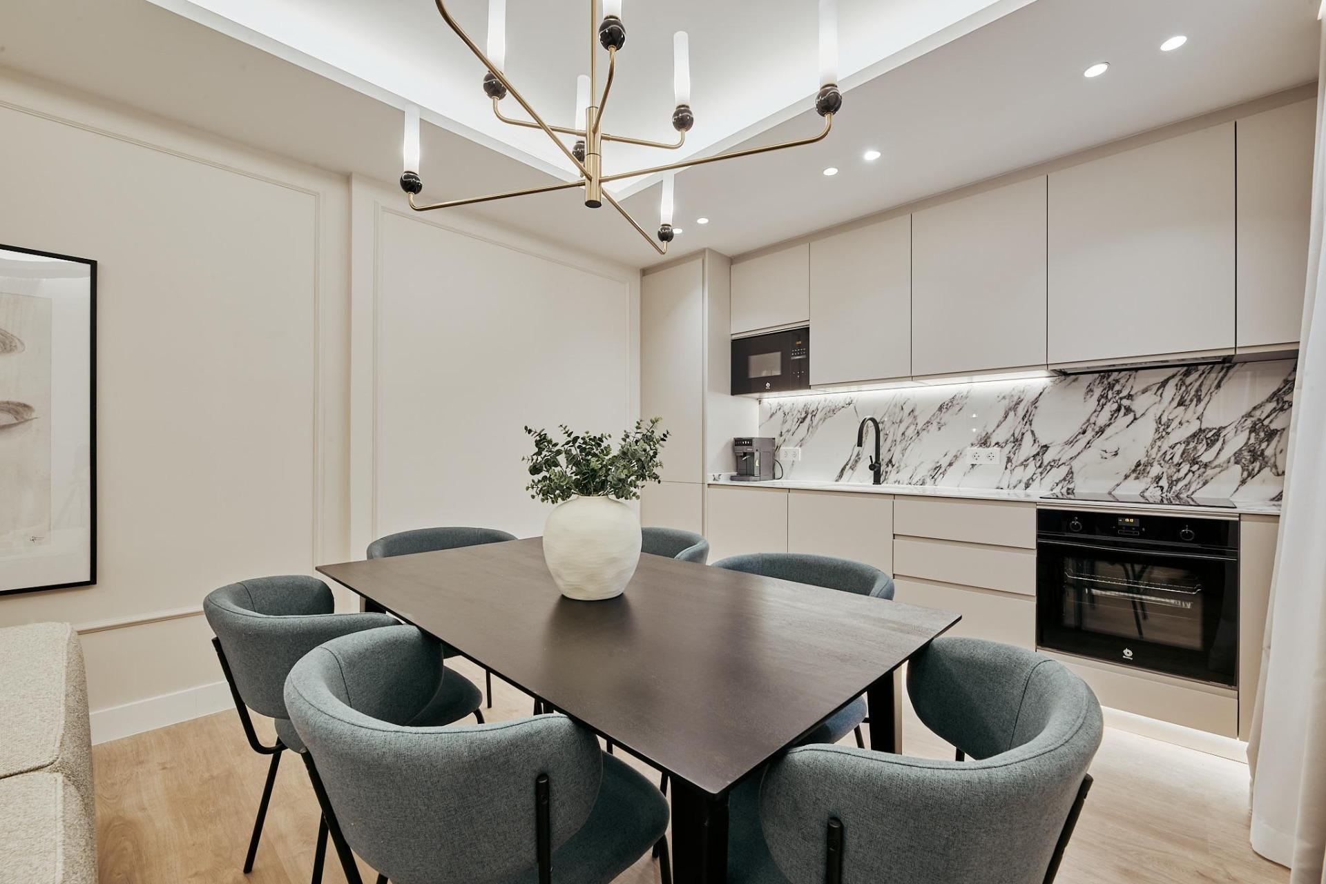 2-2-18 Finca con portería y ascensor en el barrio de Ibiza, 101 m2 con 3 hab/2 baños. Calle Alcalde Sainz de Baranda. Una 2 planta