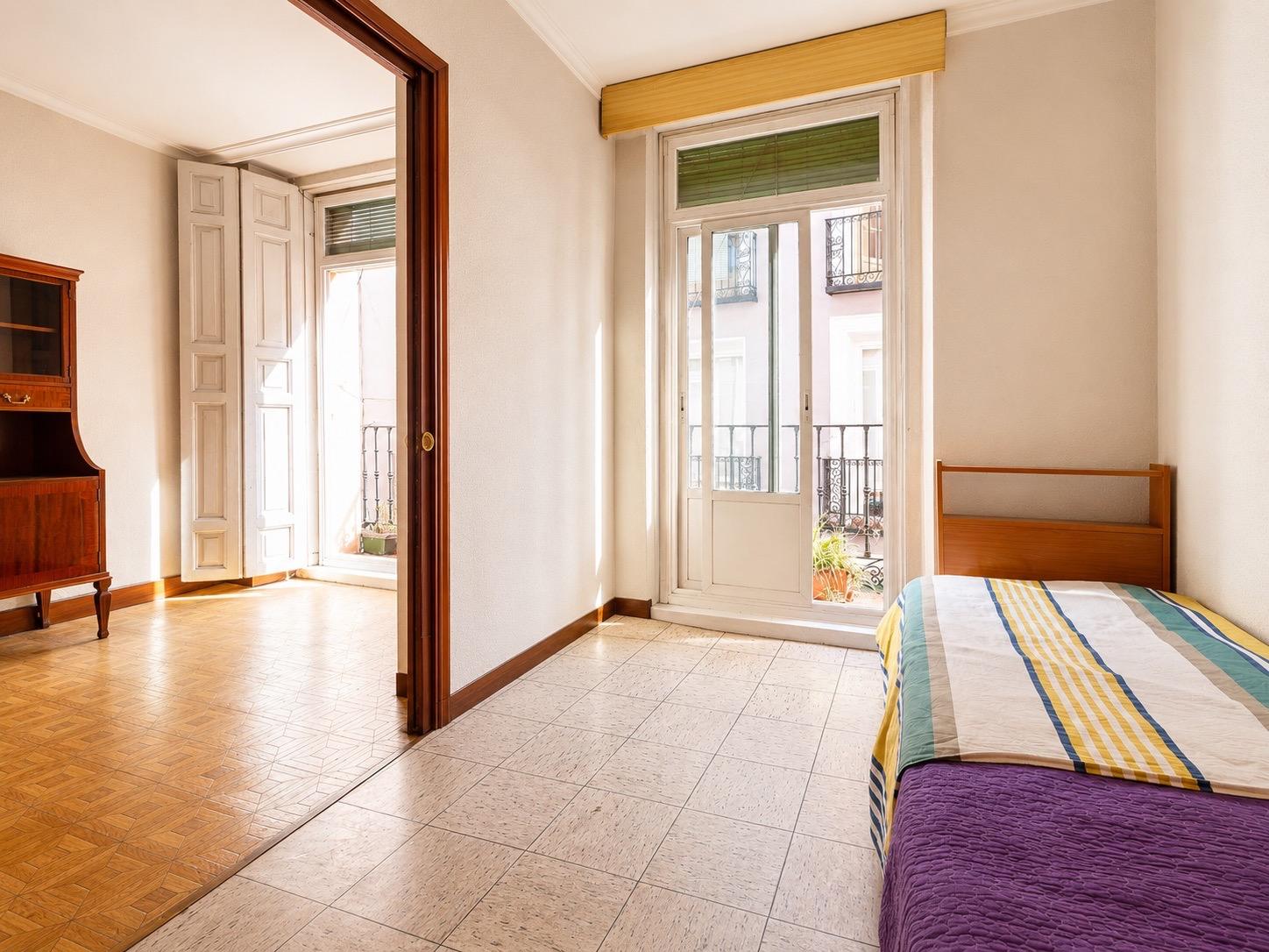 2-2-27 Oportunidad en Malasaña: Piso clásico a reformar con doble orientación y 4 balcones
