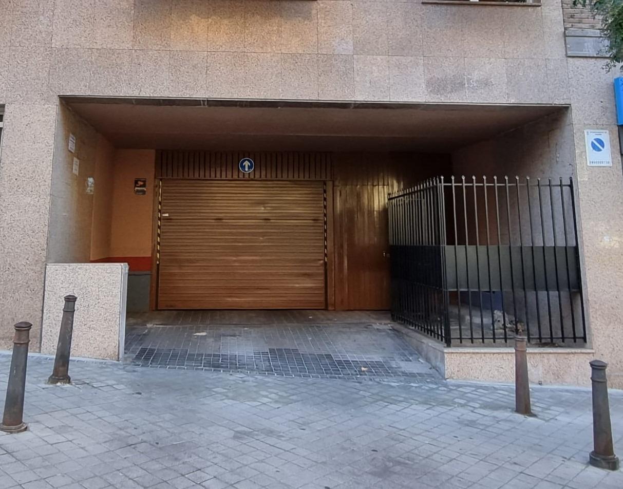 Plaza de garaje para coche grande