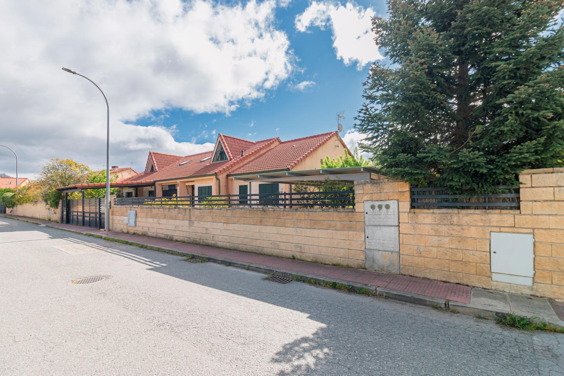 Chalet Pareado de Ensueño en Guadarrama: 622 m² de Parcela y Vistas Privilegiadas
