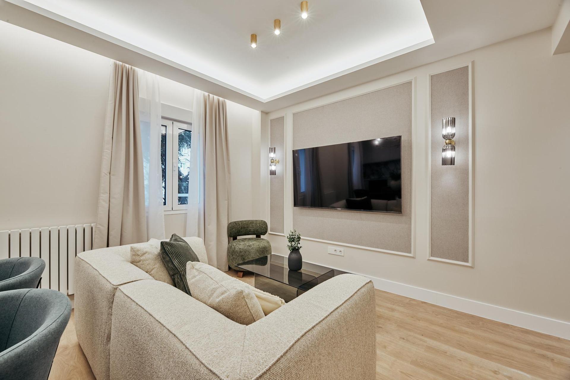 2-3-19 Finca con portería y ascensor en el barrio de Ibiza, 101 m2 con 3 hab/2 baños. Calle Alcalde Sainz de Baranda. Una 2 planta