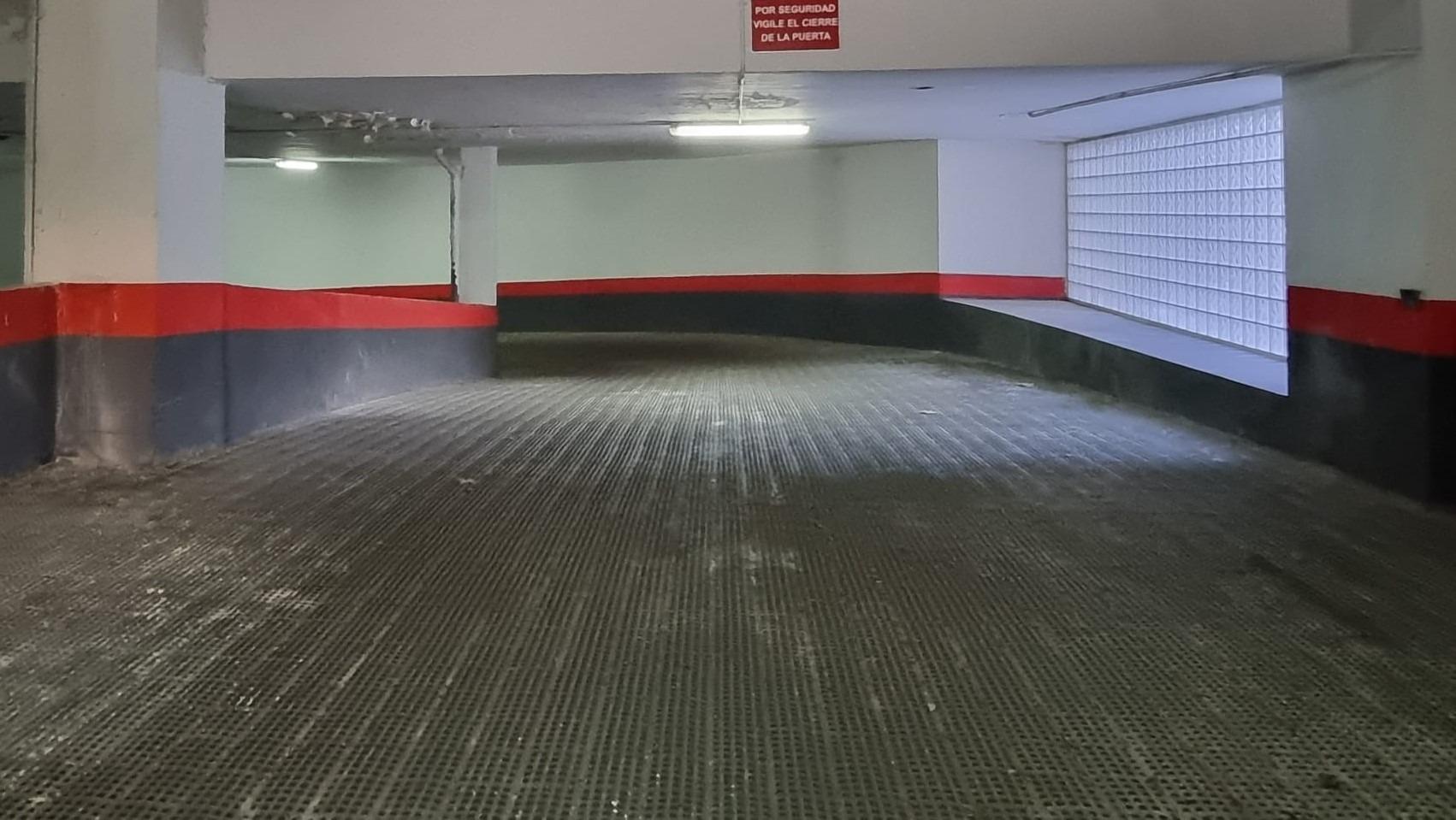 Plaza de garaje para coche grande