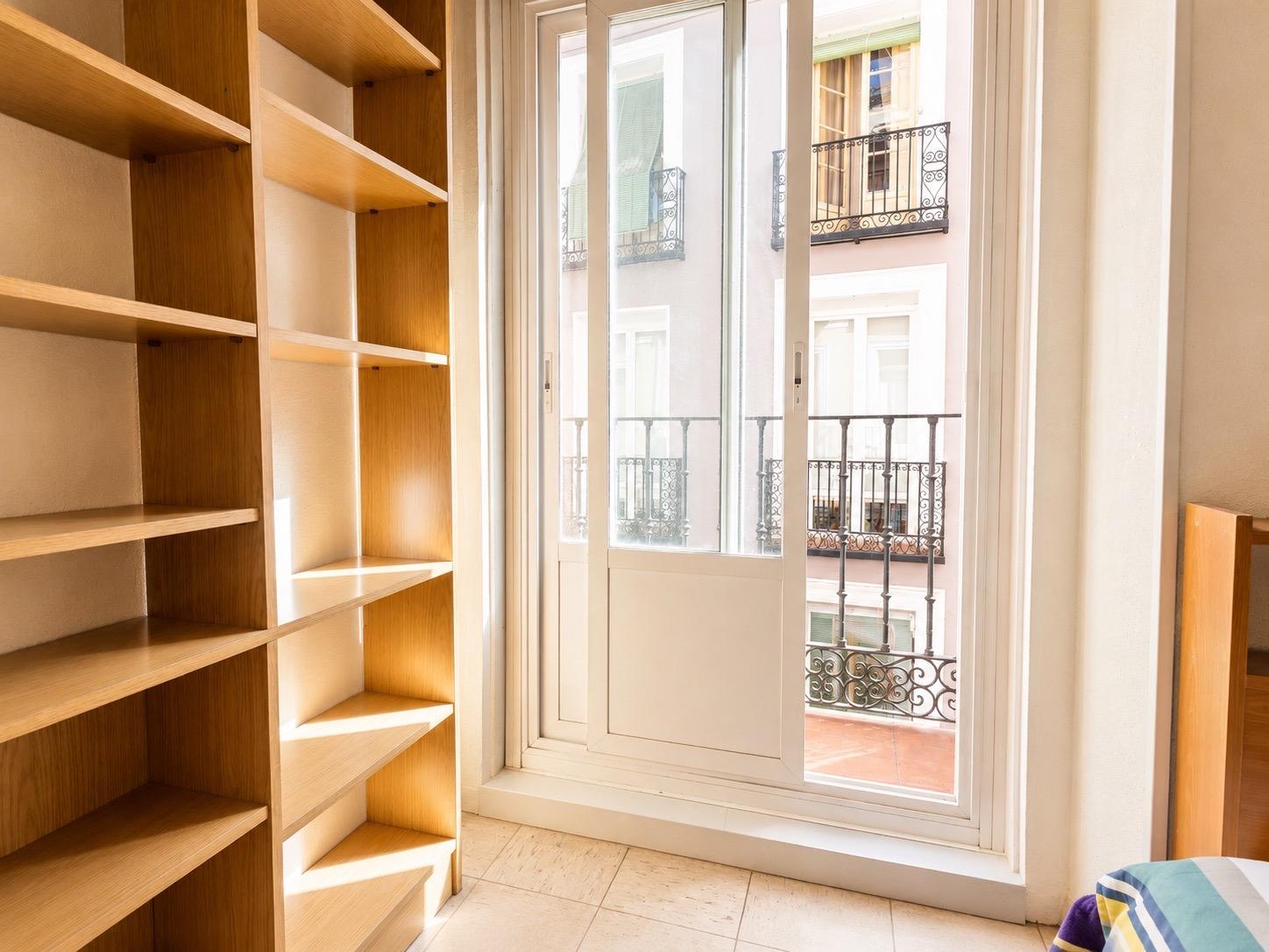 2-3-57 Oportunidad en Malasaña: Piso clásico a reformar con doble orientación y 4 balcones