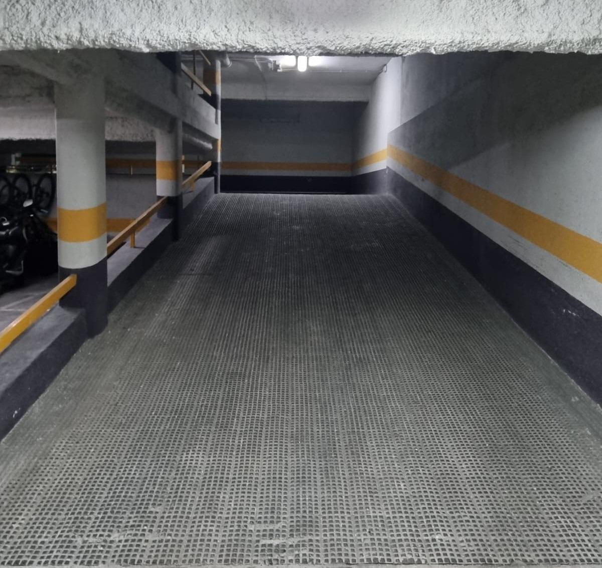 Exclusiva plaza de garaje parra coche y moto