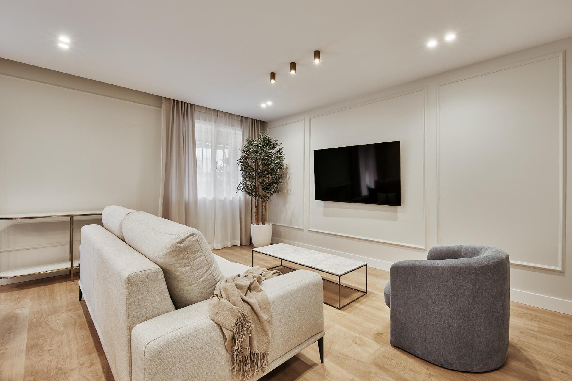2-4-17 PISO EN GENERAL PARDIÑAS CON UNA AMPLIA TERRAZA, EXTERIOR, 152 M2. 2 PL DE GARAJE, TRASTERO, 3 HABITACIONES, 3 BAÑOS, CUARTO DE LAVANDERIA. ORIENTACION SUR. UN LUJO DE VIVIENDA