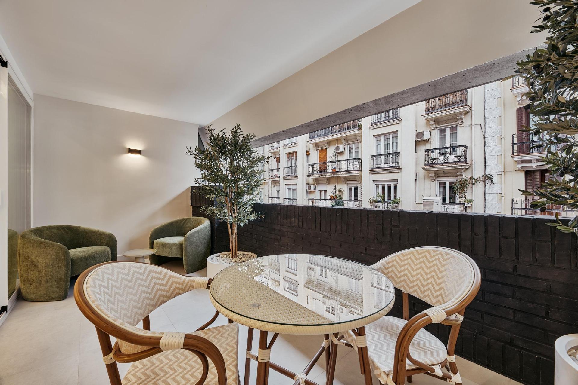 2-4-18 PISO EN DON RAMON DE LA CRUZ, UNA 3º PLANTA CON DOS TERRAZAS, PORTERIA. 150 MTS CON 3 HABITACIONES DOBLES Y 2 BAÑOS.