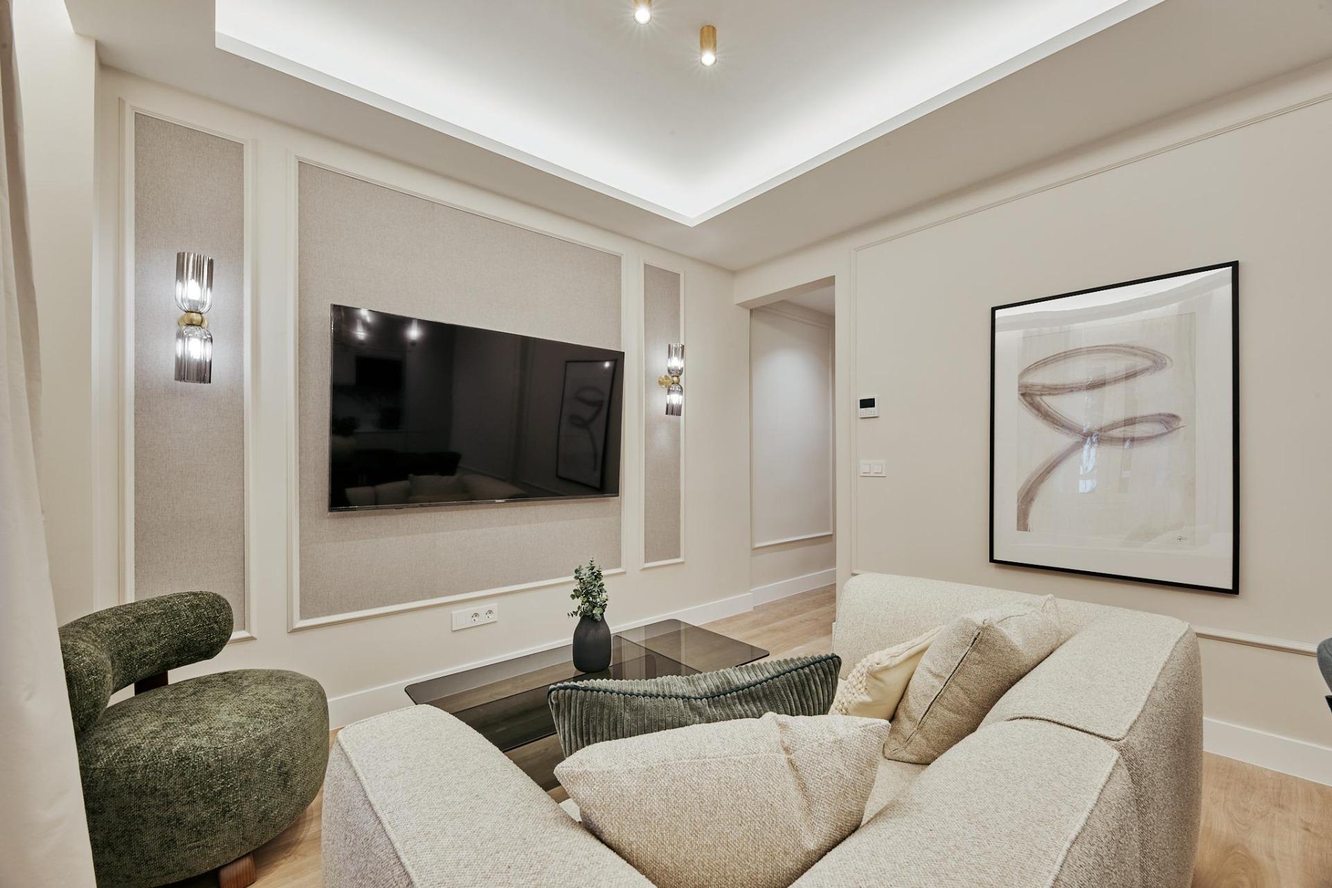 2-4-19 Finca con portería y ascensor en el barrio de Ibiza, 101 m2 con 3 hab/2 baños. Calle Alcalde Sainz de Baranda. Una 2 planta
