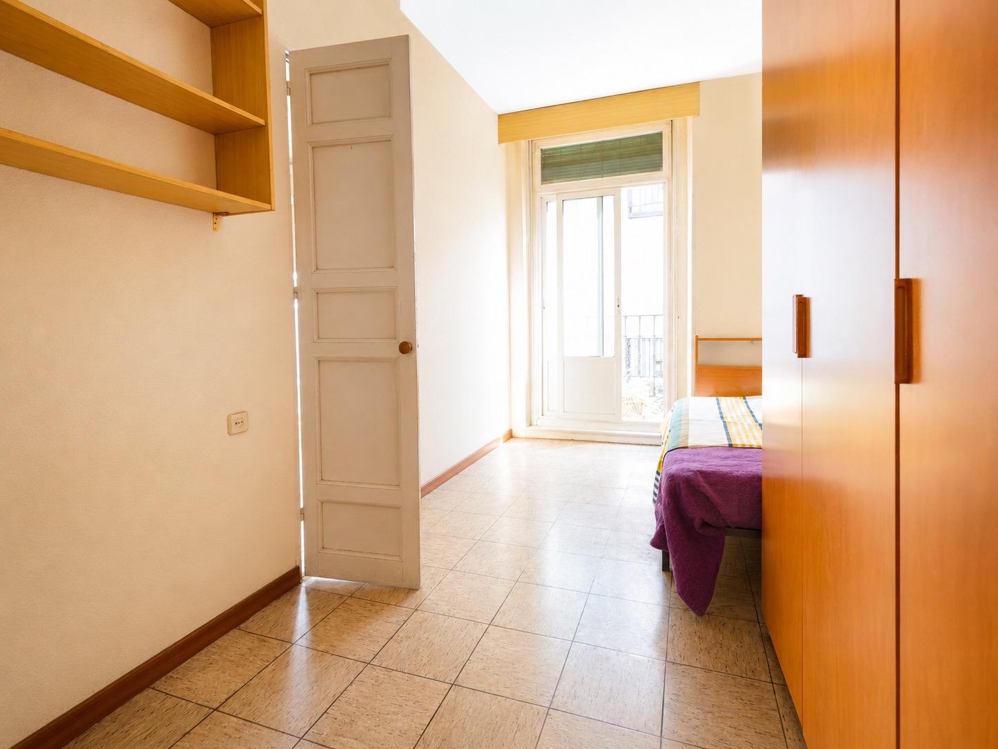 2-4-29 Oportunidad en Malasaña: Piso clásico a reformar con doble orientación y 4 balcones