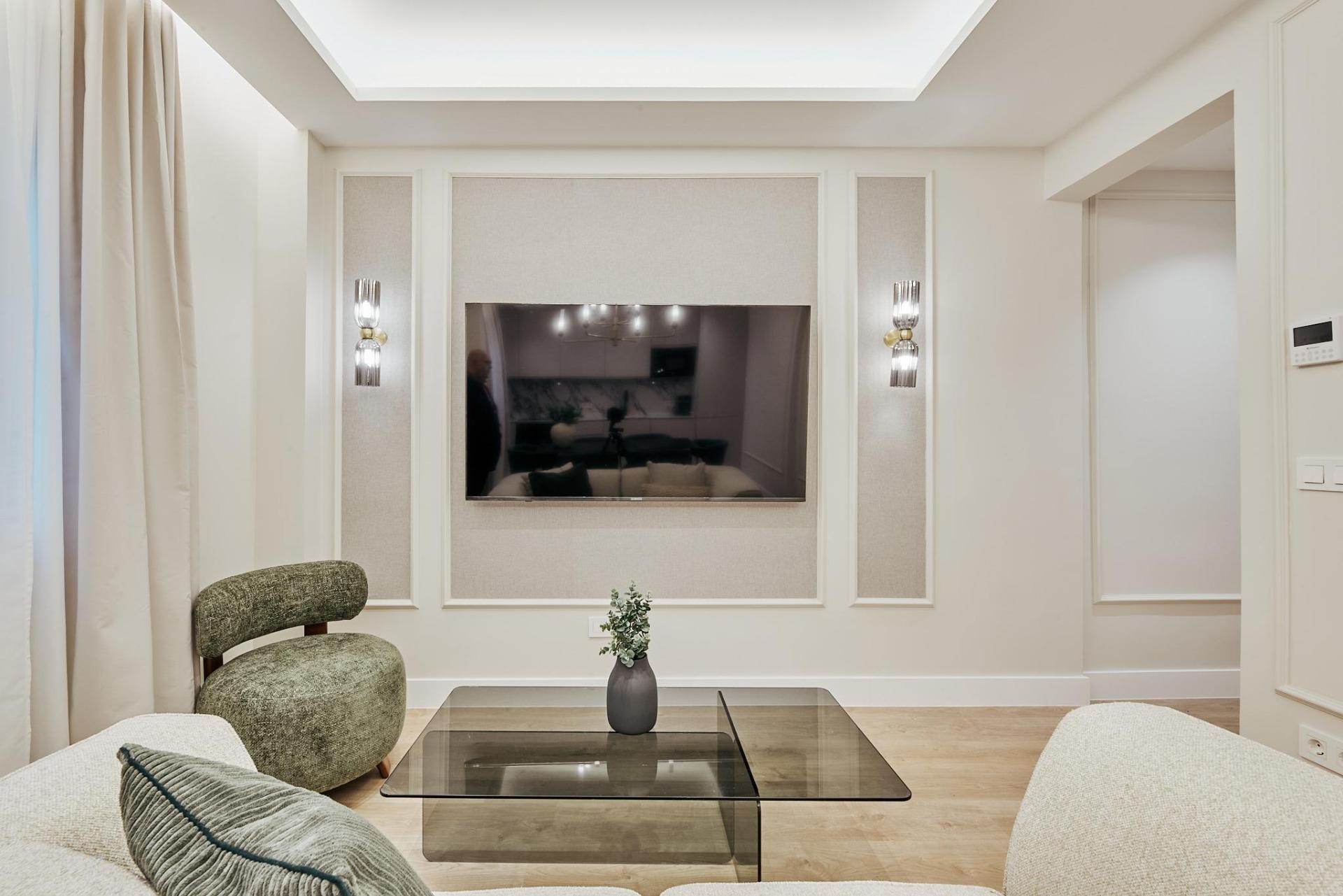 2-5-17 Finca con portería y ascensor en el barrio de Ibiza, 101 m2 con 3 hab/2 baños. Calle Alcalde Sainz de Baranda. Una 2 planta