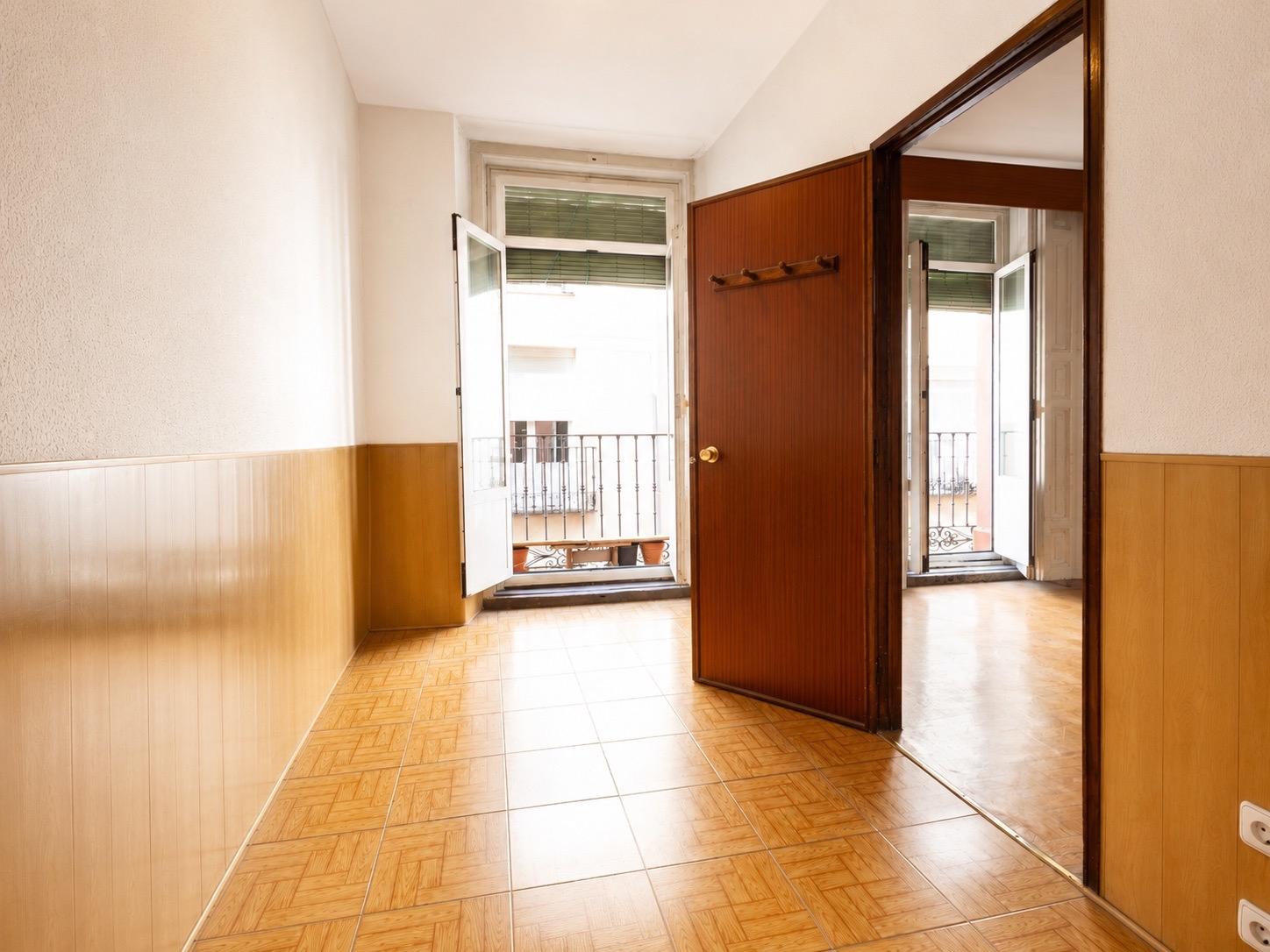 2-5-27 Oportunidad en Malasaña: Piso clásico a reformar con doble orientación y 4 balcones