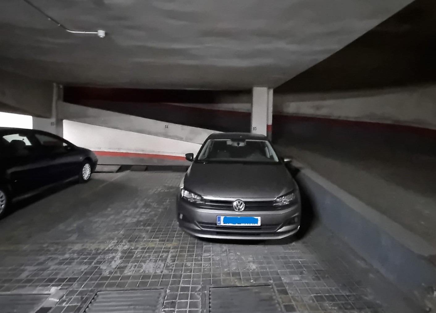 Plaza de garaje para coche grande