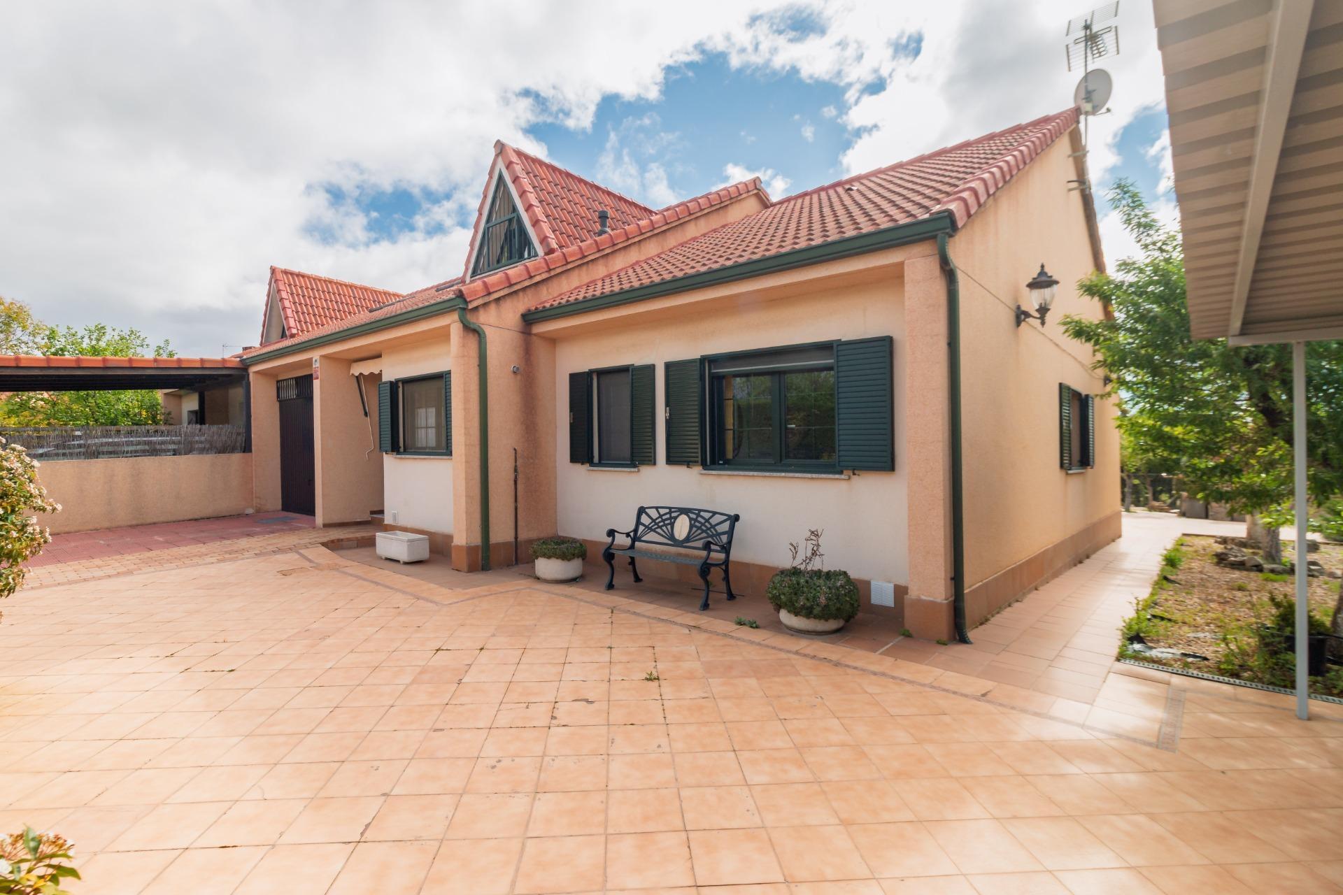 Chalet Pareado de Ensueño en Guadarrama: 622 m² de Parcela y Vistas Privilegiadas