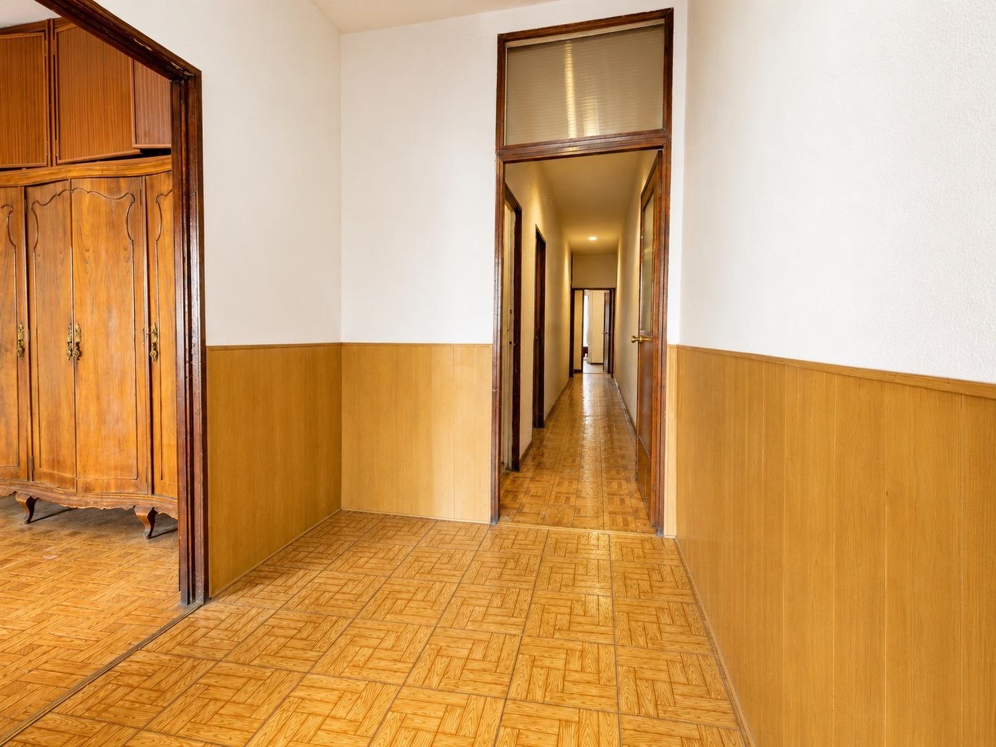 2-6-54 Oportunidad en Malasaña: Piso clásico a reformar con doble orientación y 4 balcones