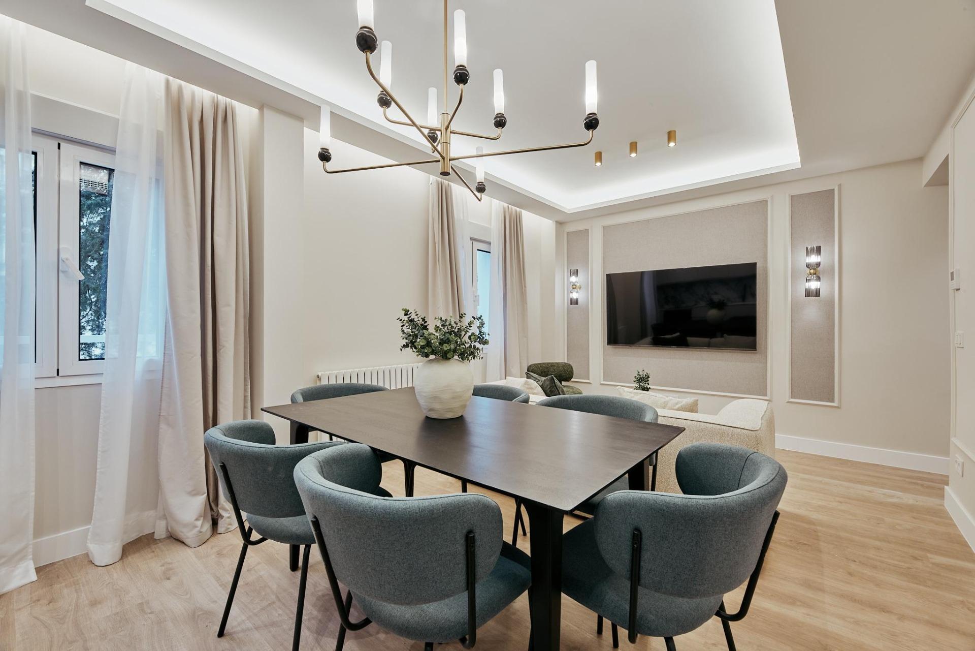 2-7-17 Finca con portería y ascensor en el barrio de Ibiza, 101 m2 con 3 hab/2 baños. Calle Alcalde Sainz de Baranda. Una 2 planta