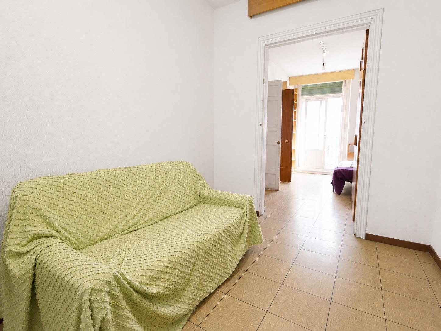 2-7-26 Oportunidad en Malasaña: Piso clásico a reformar con doble orientación y 4 balcones