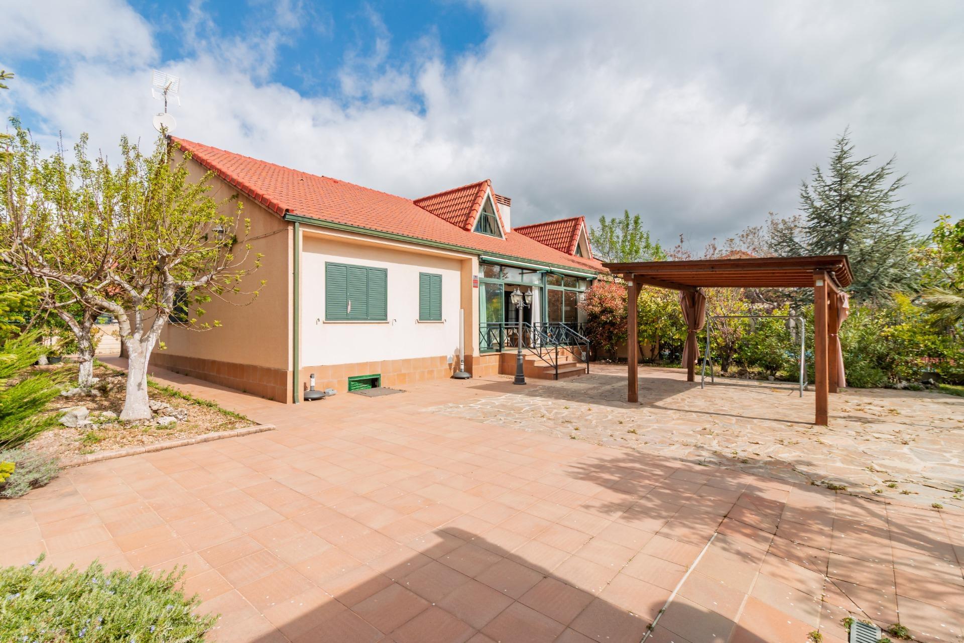 Chalet Pareado de Ensueño en Guadarrama: 622 m² de Parcela y Vistas Privilegiadas