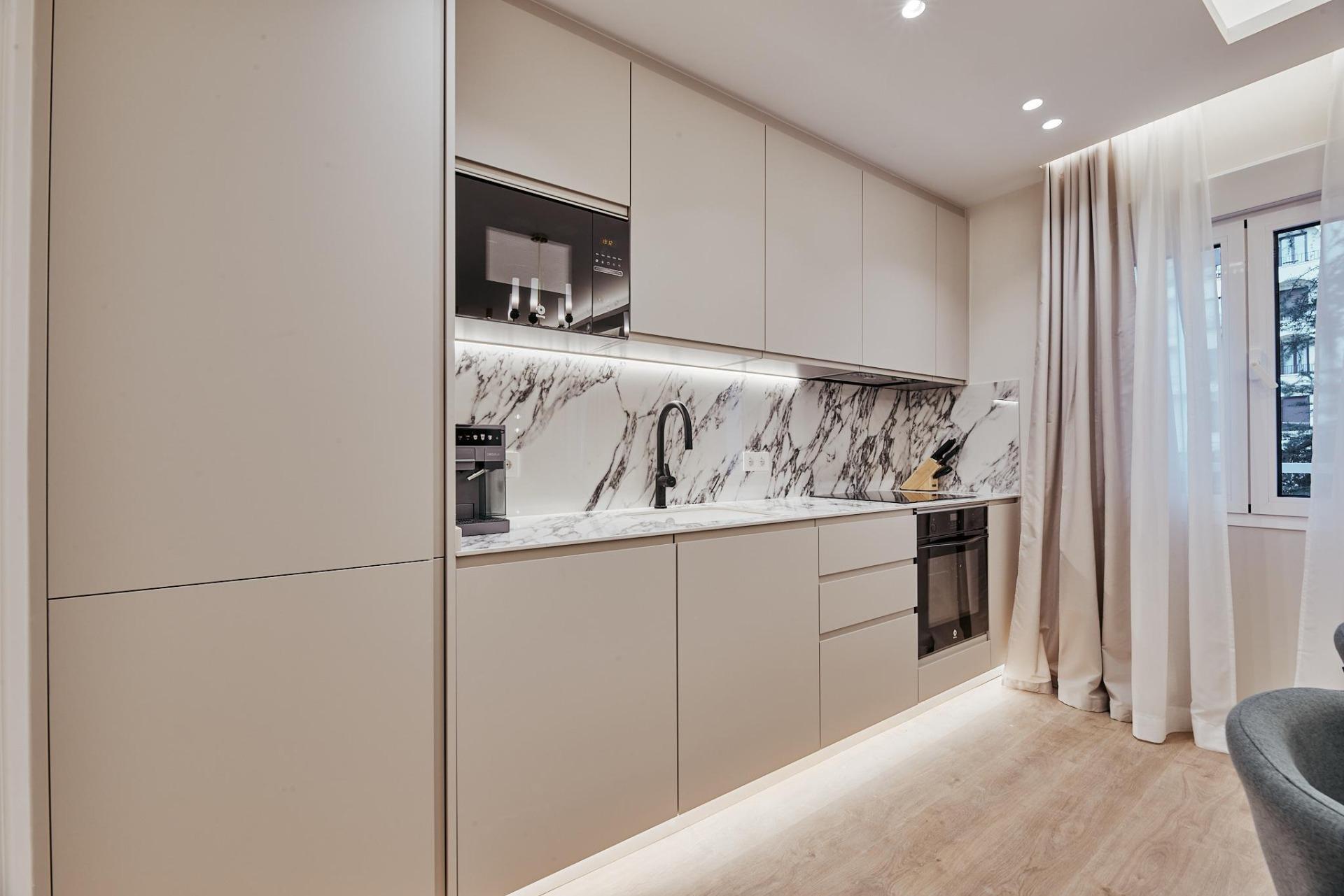 2-8-16 Finca con portería y ascensor en el barrio de Ibiza, 101 m2 con 3 hab/2 baños. Calle Alcalde Sainz de Baranda. Una 2 planta