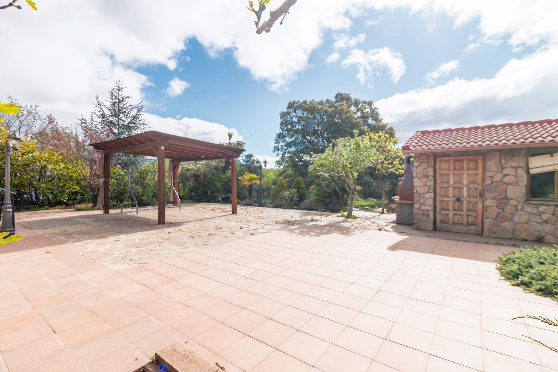 Chalet Pareado de Ensueño en Guadarrama: 622 m² de Parcela y Vistas Privilegiadas