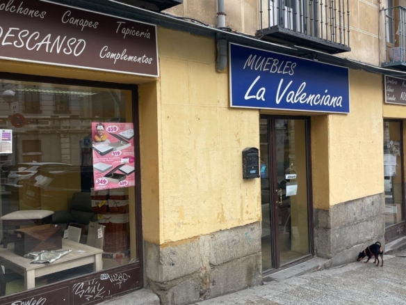 ^**^LOCAL CON MÁXIMA VISIBILIDAD EN EL CORAZÓN DEL RASTRO, MADRID^**^ En el corazón más vibrante y auténtico de Madrid se presenta esta magnífica oportunidad de alquiler en plena Ribera de Curti