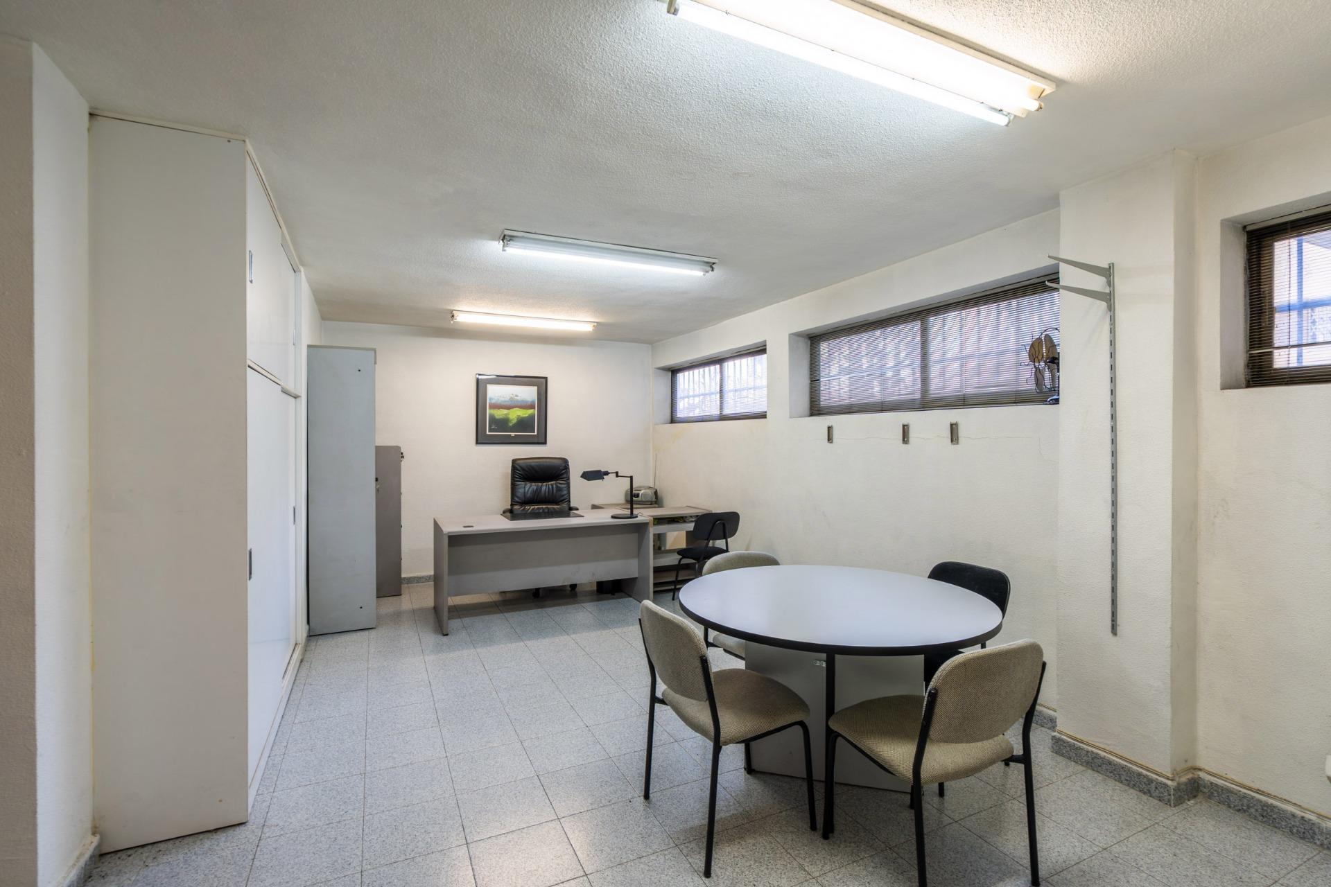 ESTUDIO LUMINOSO CON VISTAS A LAS CUATRO TORRES EN URBANIZACIÓN PRIVADA CON PISCINA JUNTO A METRO Y LA VAGUADA