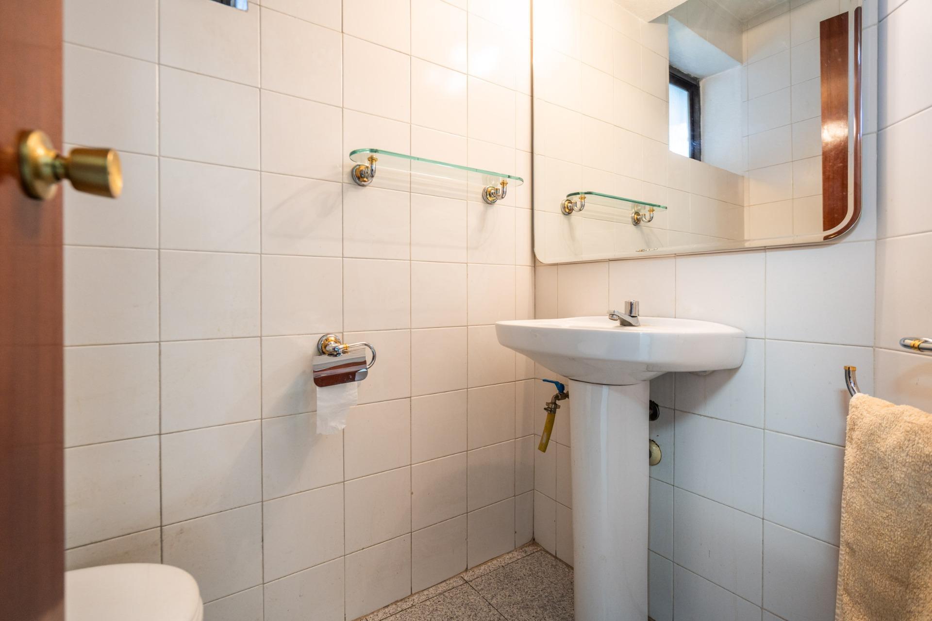 ESTUDIO LUMINOSO CON VISTAS A LAS CUATRO TORRES EN URBANIZACIÓN PRIVADA CON PISCINA JUNTO A METRO Y LA VAGUADA