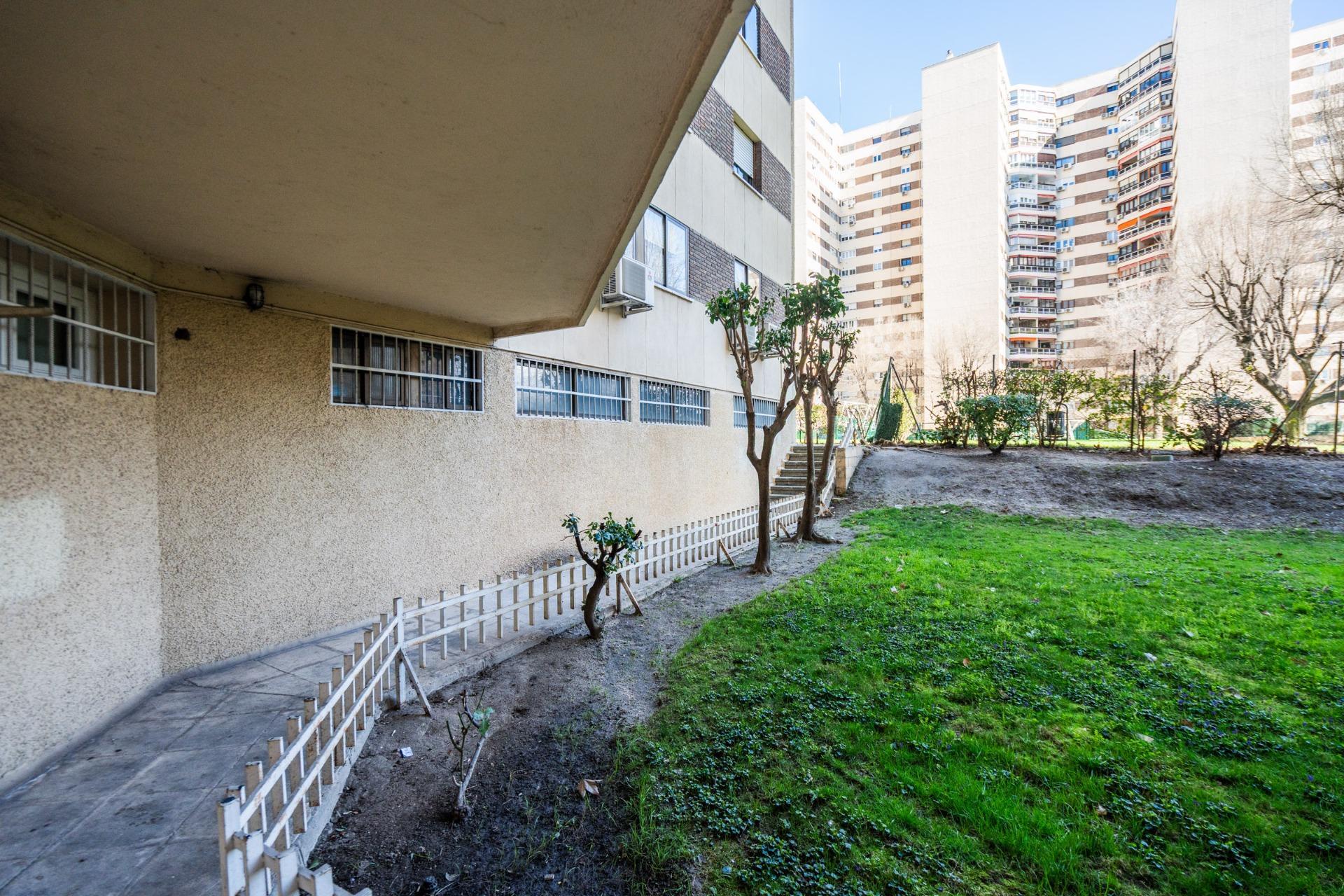 ESTUDIO LUMINOSO CON VISTAS A LAS CUATRO TORRES EN URBANIZACIÓN PRIVADA CON PISCINA JUNTO A METRO Y LA VAGUADA