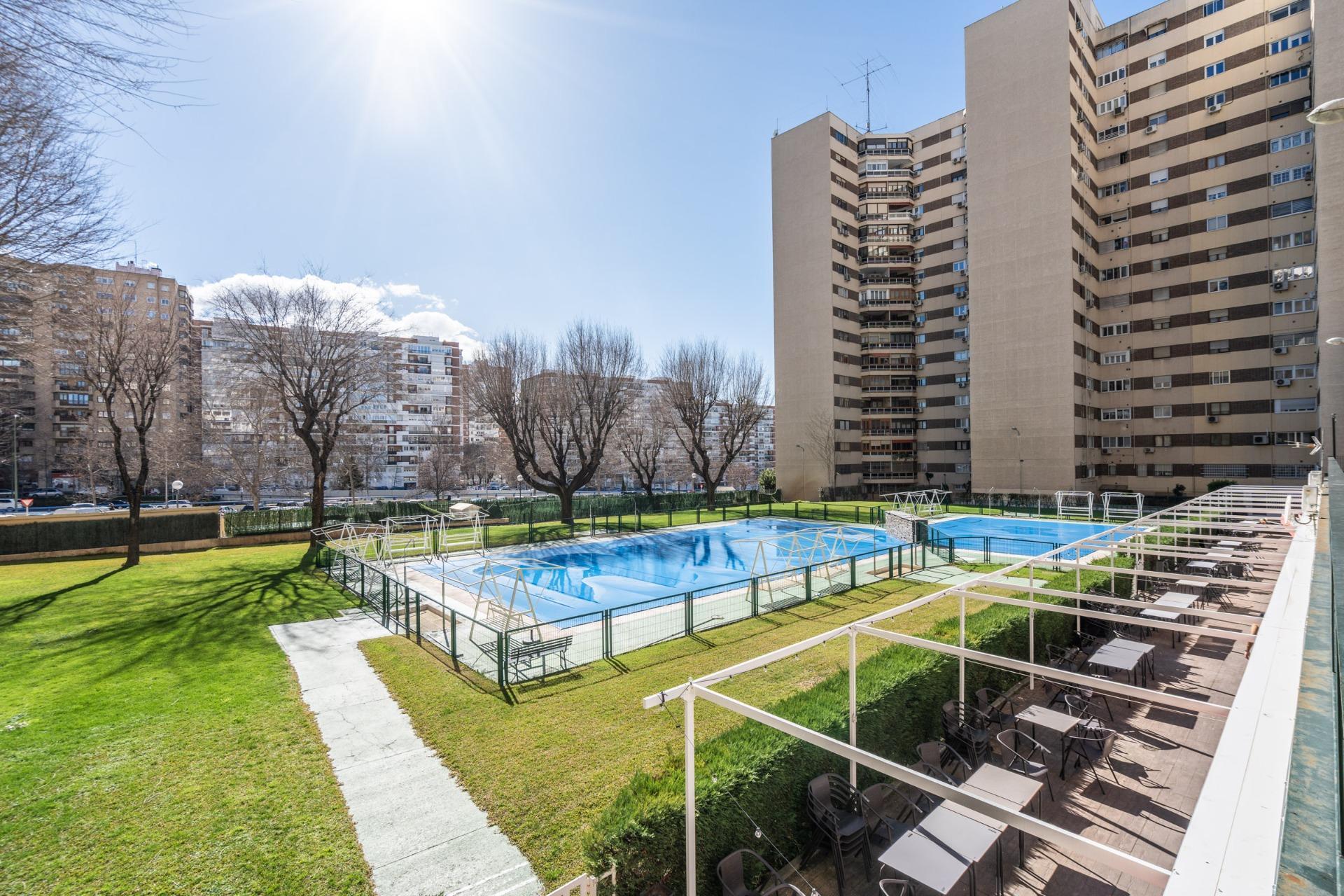 ESTUDIO LUMINOSO CON VISTAS A LAS CUATRO TORRES EN URBANIZACIÓN PRIVADA CON PISCINA JUNTO A METRO Y LA VAGUADA