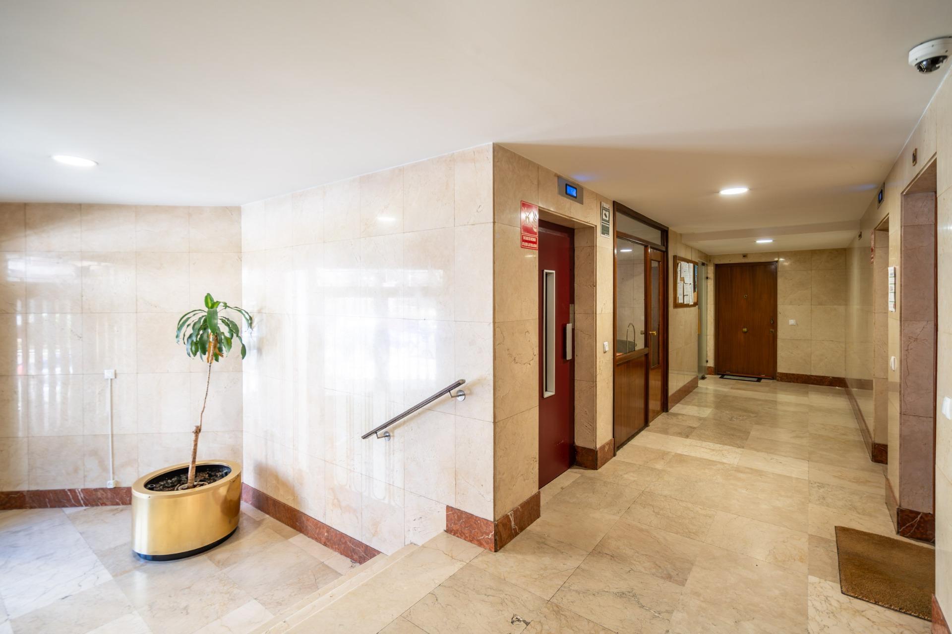 ESTUDIO LUMINOSO CON VISTAS A LAS CUATRO TORRES EN URBANIZACIÓN PRIVADA CON PISCINA JUNTO A METRO Y LA VAGUADA