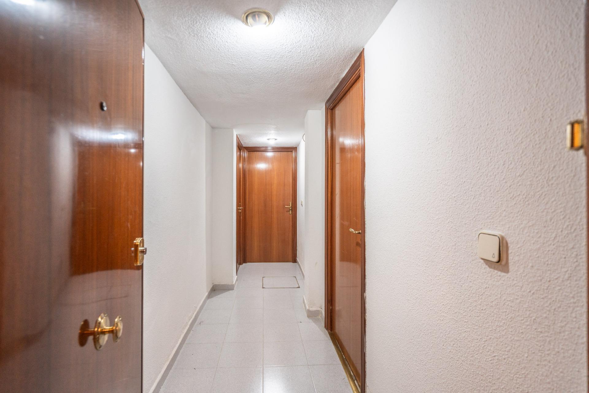 ESTUDIO LUMINOSO CON VISTAS A LAS CUATRO TORRES EN URBANIZACIÓN PRIVADA CON PISCINA JUNTO A METRO Y LA VAGUADA