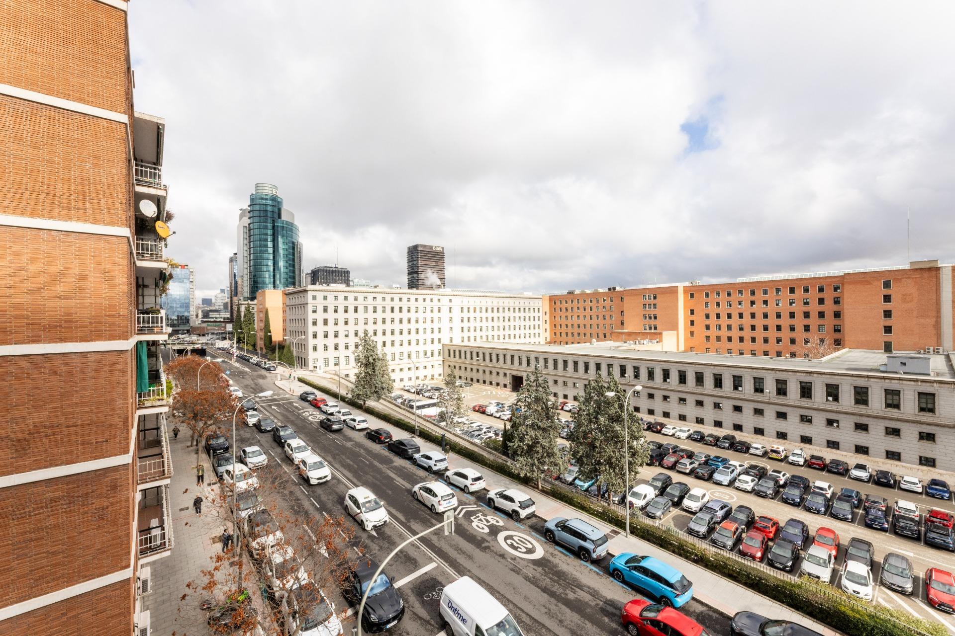 24-1 Piso con terraza, garaje y trastero frente a Nuevos Ministerios