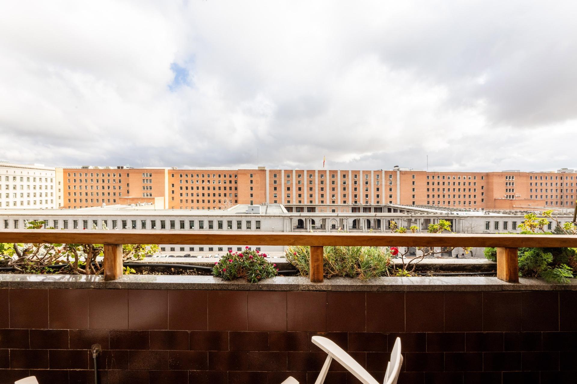 24-11 Piso con terraza, garaje y trastero frente a Nuevos Ministerios