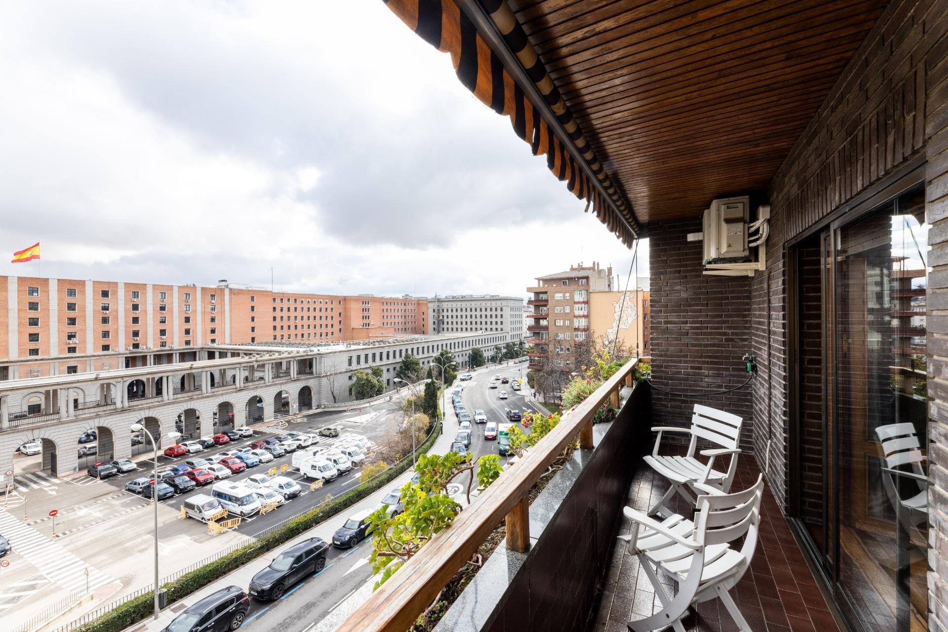 24-3 Piso con terraza, garaje y trastero frente a Nuevos Ministerios