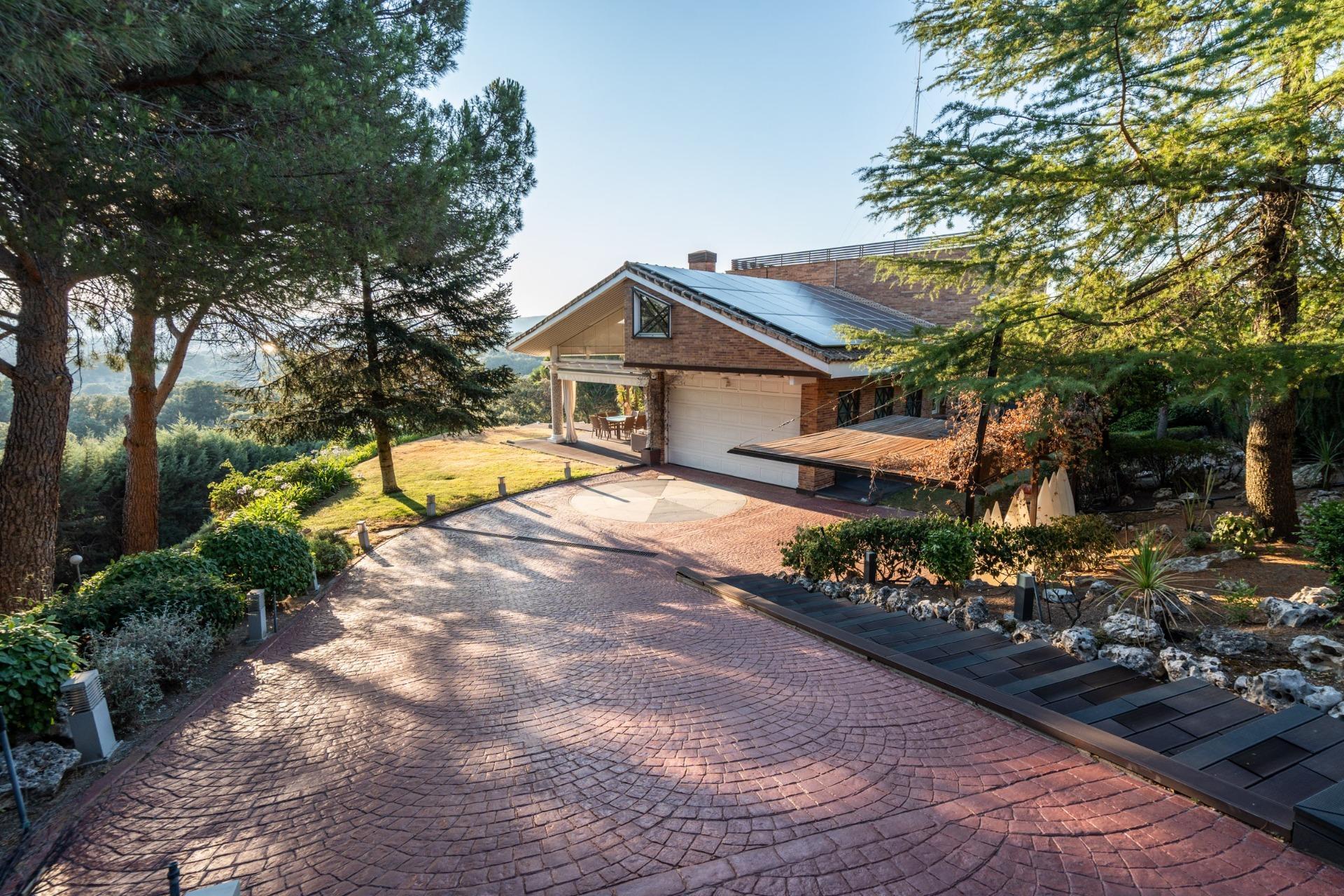 ^**^EXCLUSIVO CHALET INDEPENDIENTE CON PISCINA CUBIERTA Y VISTAS PANORÁMICAS A LA SIERRA EN LAS ROZAS^**^