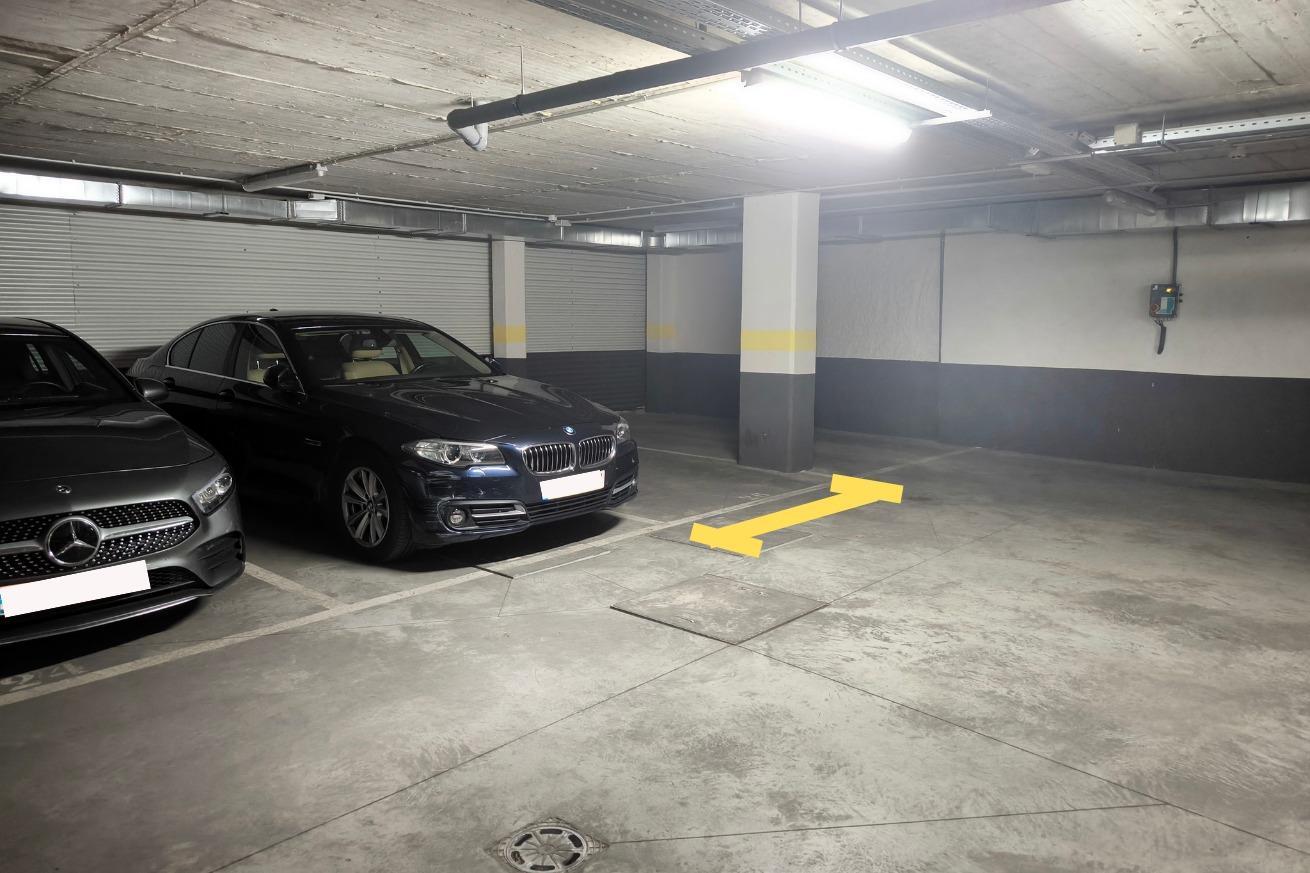 Plaza de garaje para coche grande