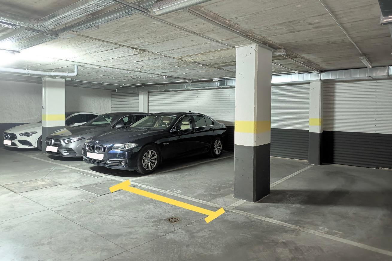 Plaza de garaje para coche grande