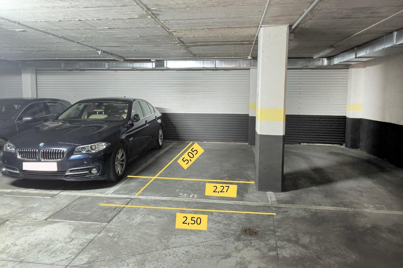 Plaza de garaje para coche grande