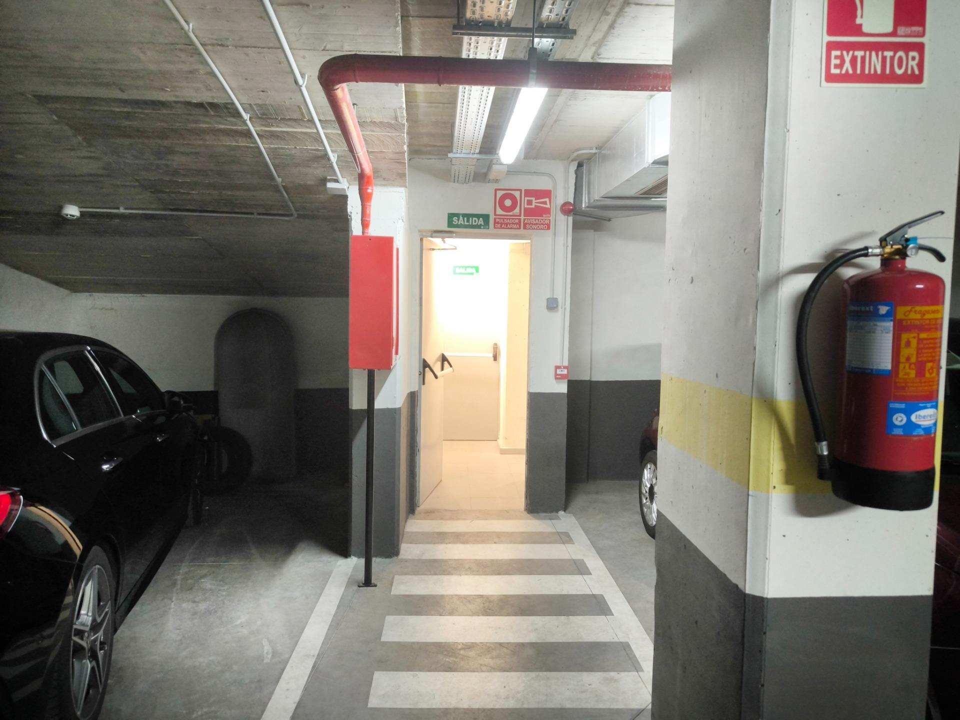 Plaza de garaje para coche grande