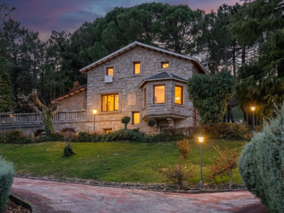 ^^LA MEJOR FINCA DE LA SIERRA DE MADRID. LUJO, EXCLUSIVIDAD Y PRIVACIDAD ABSOLUTA A SOLO 30 MINUTOS DE MADRID^^ Team Javier Villalba presenta una propiedad sencillamente irrepetible, concebida para qu